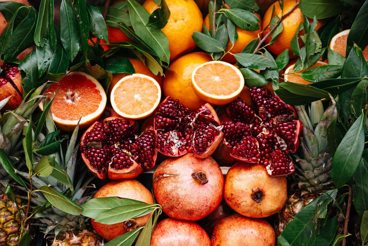 രോഗപ്രതിരോധ ശേഷി ശക്തിപ്പെടുത്തുന്നതിൽ നിർണായക പങ്ക് വഹിക്കുന്ന വിറ്റാമിൻ സിയാൽ സമ്പുഷ്ടമാണ് ഓറഞ്ച്. ജലദോഷത്തെയും സീസണൽ അണുബാധയെയും ചെറുക്കാൻ ശരീരത്തെ ഇവ വളരെയധികം സഹായിക്കുന്നു. കൂടാതെ ശരീരത്തിലെ മുറിവുകൾ വേഗത്തിൽ ഉണങ്ങാൻ സഹായിക്കുകയും, ചർമ്മത്തിന്റെ തിളക്കം വർദ്ധിപ്പിക്കുകയും ചെയ്യുന്ന വിറ്റാമിൻ ആണ് ഇവയിലുള്ളത്.(Image Credits: Getty Images)