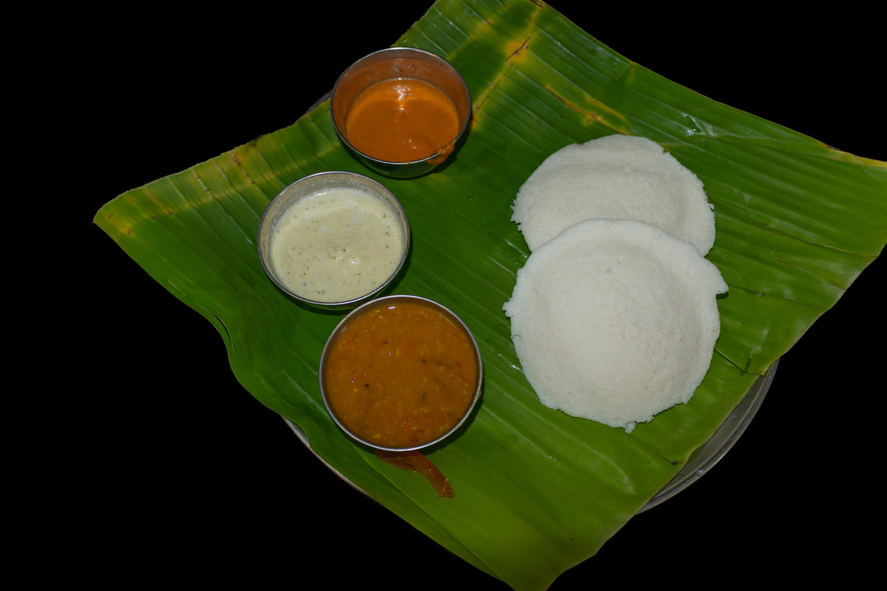 മലയാളികൾക്ക് ദോശയും ഇഡ്ഡലിയും മറിന്നിട്ട് ഒരു ദിവസമില്ല. അതിൽ ഏറ്റവും കൂടുതൽ ആളുകൾ ഇഷ്ടപ്പെടുന്ന ഇഡ്ഡലിയാണ്. എന്നാൽ ഇതിൻ്റെ ആരോ​ഗ്യ ​ഗുണത്തെപ്പറ്റി നിങ്ങൾക്ക് എത്രപേർക്ക് അറിയാം. വയറിനും ശരീരത്തിനും ഒരുപോലെ ​ഗുണമുള്ളവയാണ് ഇഡ്ഡലി. പുളിപ്പിച്ച മാവിൻ്റെ ​ഗുണങ്ങളും ആവിയിൽ വേവിക്കുന്നതിൻ്റെ ​ഗുണങ്ങളും പറഞ്ഞറിയിക്കാൻ സാധിക്കില്ല. (Image Credits: Getty Images)
