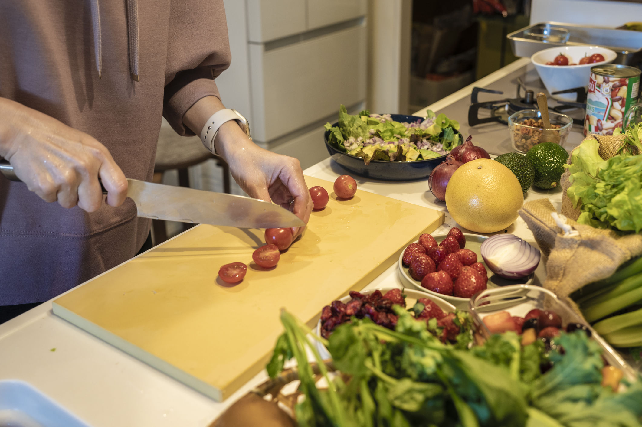 വൈറ്റമിൻ ഡി കൊഴുപ്പിൽ ലയിക്കുന്ന ഒരു വിറ്റാമിനാണ്. ഇത് ശരിയായ രീതിയിൽ ആഗിരണം ചെയ്യപ്പെടാൻ ഭക്ഷണത്തിൽ നിന്ന് കഴിക്കുന്ന കൊഴുപ്പ് ആവശ്യമാണ്. വെള്ളം, കട്ടൻ കാപ്പി അല്ലെങ്കിൽ ജ്യൂസുകൾ എന്നിവയ്‌ക്കൊപ്പമാണ് നിങ്ങൾ വൈറ്റമിൻ ഡി സപ്ലിമെൻ്റുകൾ കഴിക്കുന്നതെങ്കിൽ, ഇത് വളരെ കുറച്ച് മാത്രമേ ആഗിരണം ചെയ്യുകയുള്ളൂ. (Image Credits: Getty Images)

