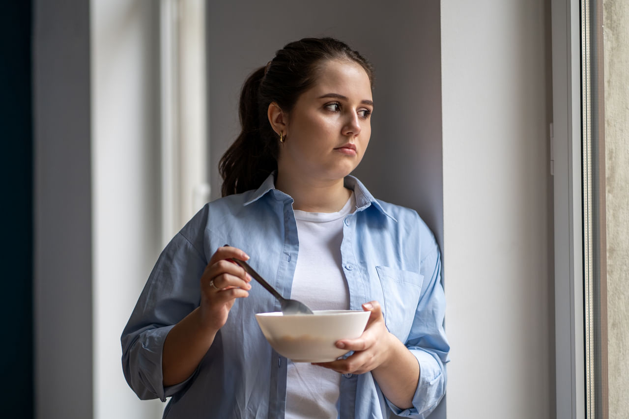 ദിവസവും കുറഞ്ഞ് 10-20 മിനിറ്റെങ്കിലും ശരീരത്തിൽ സൂര്യപ്രകാശമേൽക്കാൻ ശ്രദ്ധിക്കണം. ഇത് സ്വാഭാവികമായി വിറ്റാമിൻ ഡി ഉത്പാദിപ്പിക്കാൻ സഹായിക്കുന്നു. ഇക്കാര്യങ്ങൾ ചെയ്തിട്ടും ആവശ്യത്തിന് വിറ്റമിൻ ഡി ലഭിക്കുന്നില്ലെങ്കിൽ നിങ്ങൽ തീർച്ചയായും ഒരു ഡോക്ടറെ സമീപിക്കേണ്ടതാണ്. (Image Credits: Getty Images)