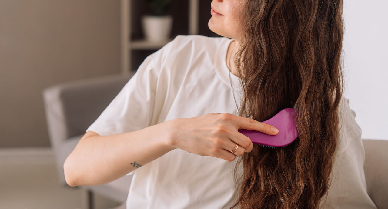 മുടിയുടെ അറ്റം പിളരുന്നത് തടയാൻ, 6–8 ആഴ്ചയിലൊരിക്കൽ  മുടിയുടെ അറ്റം ചെറുതായി വെട്ടി കൊടുക്കുക. അൾട്രാവയലറ്റ് രശ്മികൾ മുടിക്ക് നാശമുണ്ടാക്കുന്നു. അതിനാൽ സൂര്യപ്രകാശം നേരിട്ട് മുടിയിൽ ഏൽക്കാതെ ശ്രദ്ധിക്കുക. കൂടാതെ മുടി ഒരുപാട് മുറുക്കി കെട്ടിവയ്ക്കരുത്. മുടിയിഴകളിലെ സമ്മർദ്ദം കുറയ്ക്കാൻ അയഞ്ഞ ഹെയർസ്റ്റൈലുകൾ തിരഞ്ഞെടുക്കുക. (Image Credits: Getty Images)