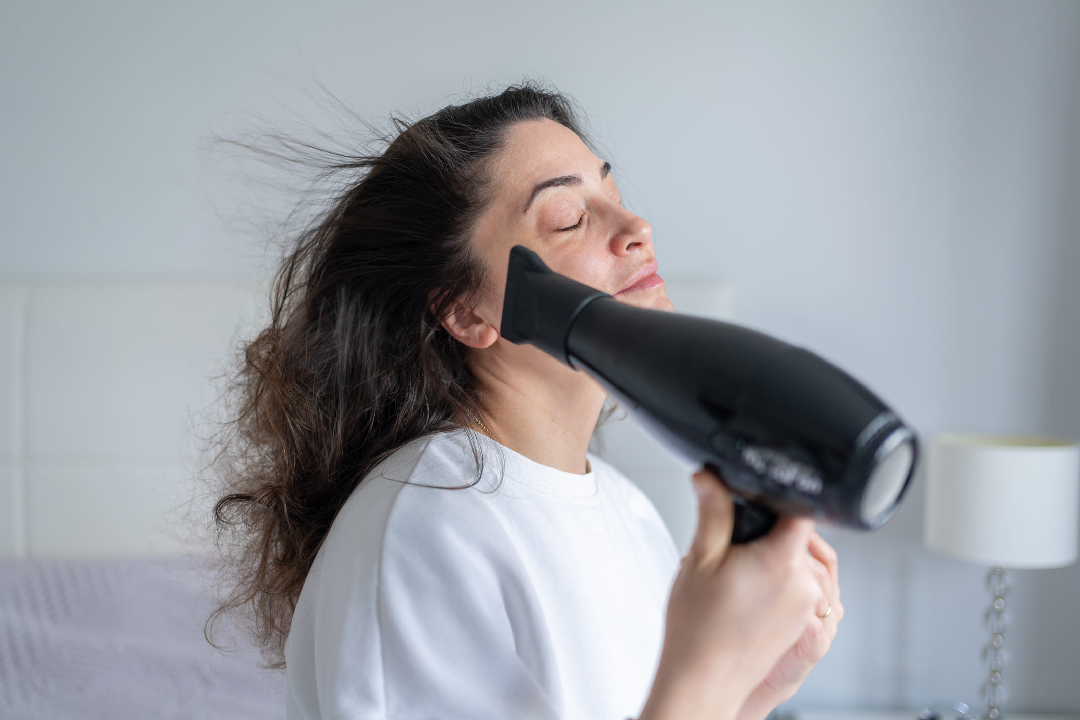 സ്ട്രെയ്റ്റനറുകളിൽ നിന്നും കേളിംഗ് അയണുകളിൽ നിന്നുമുള്ള അമിതമായ ചൂട് മുടിയെ നശിപ്പിക്കുന്നു. ഇതുമൂലം മുടി പൊട്ടിപ്പോകാൻ കാരണമാവുകയും ചെയ്യും. അത്തരത്തിൽ ചൂട് പുറപ്പെടുവിക്കുന്നവയുടെ ഉപയോഗം പരിമിതപ്പെടുത്തുക, എല്ലായ്പ്പോഴും ഒരു ഹീറ്റ് പ്രൊട്ടക്റ്റന്റ് പ്രയോഗിക്കുക. (Image Credits: Getty Images)
