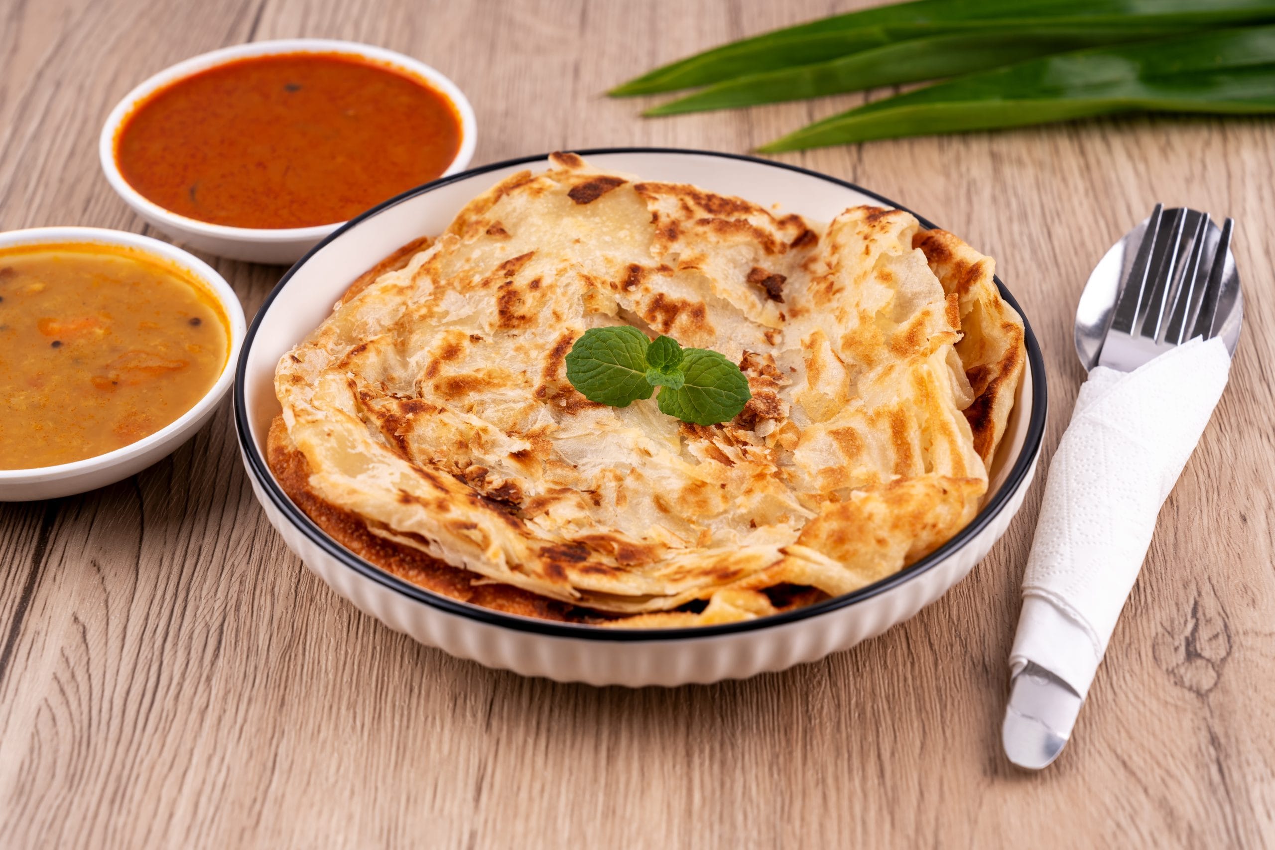 അപ്പത്തിലെ പുളിപ്പ് ദഹനം എളുപ്പമാക്കുന്നു. കൂടാതെ നിങ്ങളുടെ വയറിനും നല്ലതാണ്. ഇത് വയറു വീർക്കുന്നതും മറ്റ് അസ്വസ്ഥതകളും തടയുന്നു. ശുദ്ധീകരിച്ച മാവും എണ്ണയും കൊണ്ട് നിറഞ്ഞ പൊറോട്ട കട്ടിയുള്ളതും ദഹിക്കാൻ കൂടുതൽ സമയമെടുക്കുന്നതുമാണ്. അതിനാൽ ഇവ അമിതമായി കഴിക്കാതിരിക്കുന്നതാണ് നല്ലത്. (Image Credits: Getty Images)
