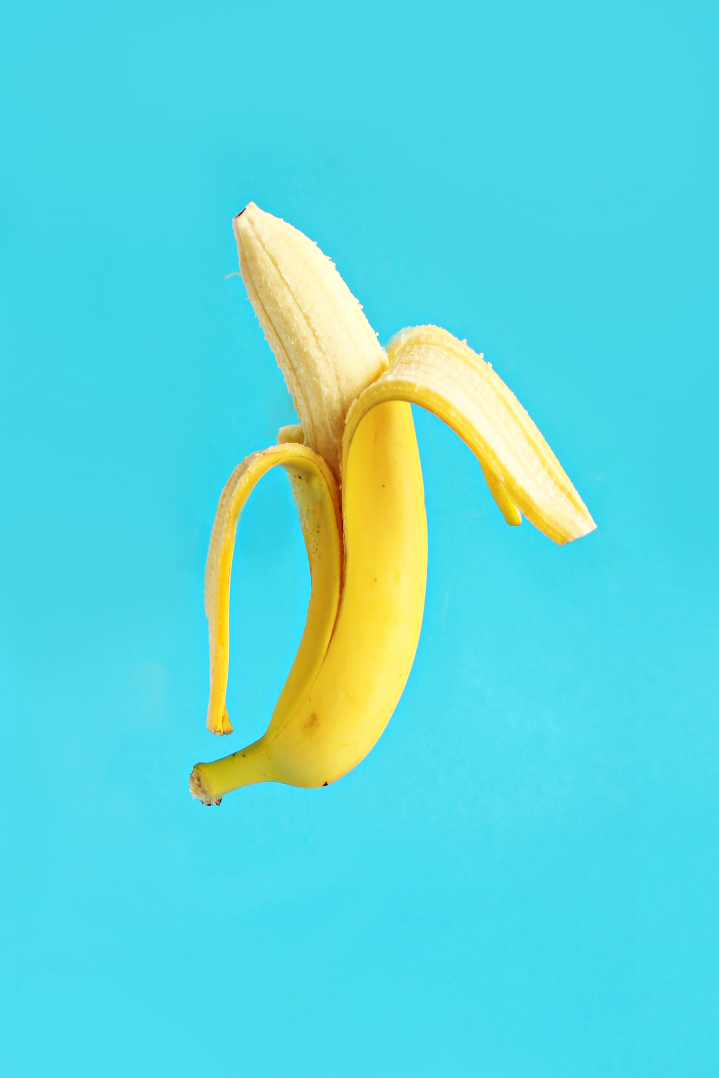 അമിതമായി പഴുക്കാത്ത വാഴപ്പഴത്തിൽ അന്നജം അടങ്ങിയിട്ടുണ്ട്. 2024 ലെ ഒരു പഠനത്തിൽ ഈ അന്നജം രക്തത്തിലെ പഞ്ചസാരയെ നിയന്ത്രിക്കാനും കുടലിന്റെ ആരോഗ്യത്തെ പിന്തുണയ്ക്കാനും സഹായിക്കുന്നതായി കണ്ടെത്തിയിട്ടുണ്ട്. അതുകൊണ്ട് തന്നെ ശരിയായ രീതിയിൽ ഏത്തപ്പഴം കഴിക്കുന്നത് പ്രമേഹ രോ​ഗികൾക്ക് വളരെ സുരക്ഷിമാണ്. (Image Credits: Getty Images) 
