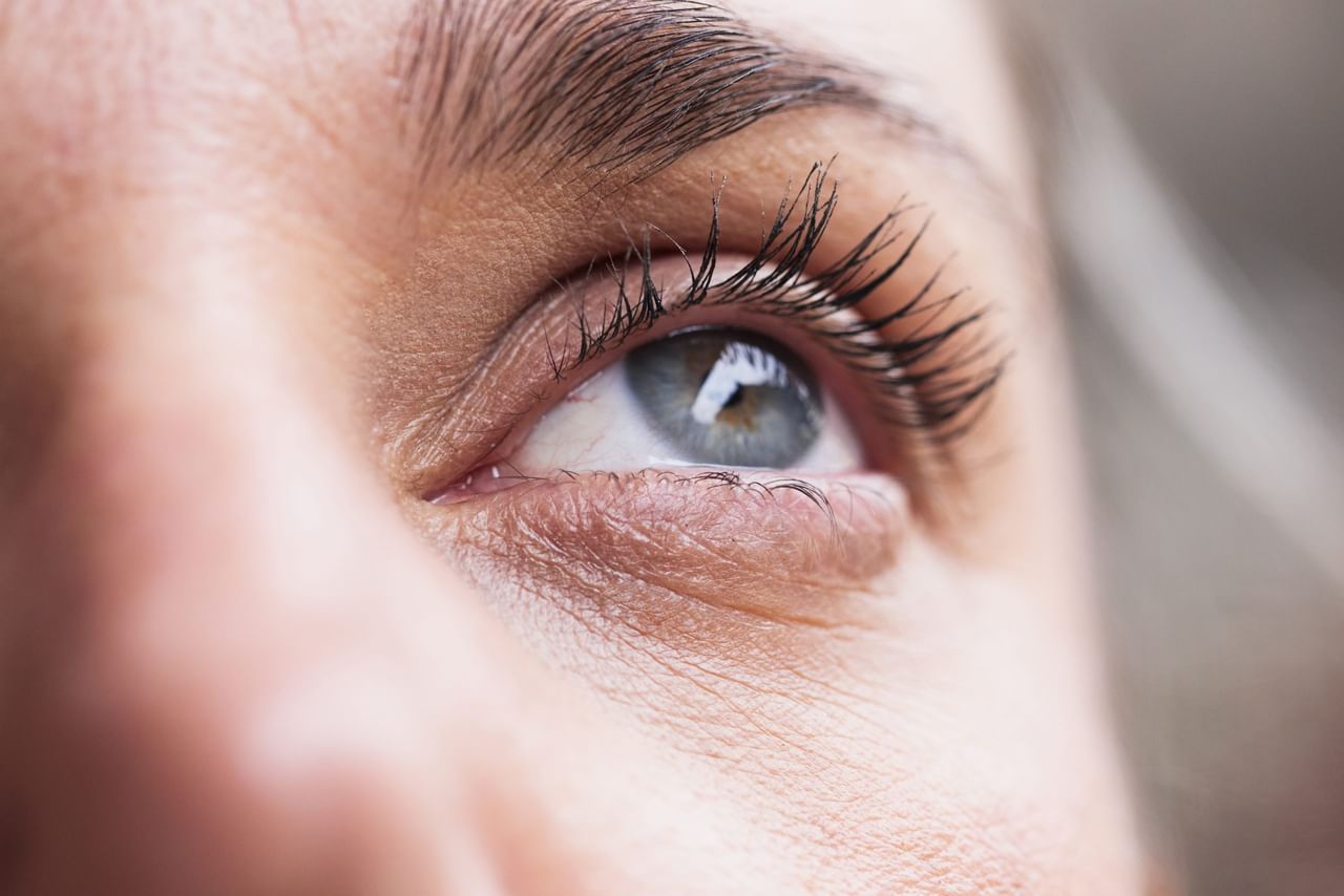 പൂർണ്ണമായ അന്ധതയിലേക്ക് കടക്കുന്നതിന് മുമ്പുതന്നെ, ചില ലക്ഷണങ്ങളിലൂടെ നേത്രരോ​ഗം മനസ്സിലാക്കാം. വായിക്കുന്നതിനോ, മുഖങ്ങൾ തിരിച്ചറിയുന്നതിനോ ബുദ്ധിമുട്ട് അനുഭവപ്പെട്ടേക്കാം. പ്രകാശത്തോടുള്ള സംവേദനക്ഷമത, രാത്രിയിലെ കാഴ്ച്ചക്കുറവ് എന്നിവയും ഇതിൻ്റെ ലക്ഷണമാണ്. കാലക്രമേണ, അത്തരം പ്രശ്നങ്ങൾ ജീവിതശൈലിയിലെ മാറ്റങ്ങൾക്കും വൈകാരിക സമ്മർദ്ദത്തിനും കാരണമാകുന്നു. (Image Credits: Getty Images)