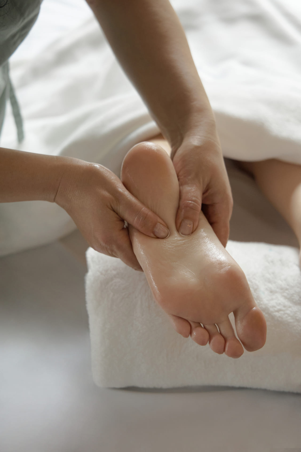 കൈകാലുകൾ തണുത്തിരിക്കുന്ന അവസ്ഥ എപ്പോഴെങ്കിലും നിങ്ങൾക്ക് ഉണ്ടായിട്ടുണ്ടോ? ഇത് ചില ആരോ​ഗ്യ പ്രശ്നങ്ങളുടെ ലക്ഷണങ്ങളാണെന്നാണ് ആരോ​ഗ്യ വിദ​ഗ്ധർ പറയുന്നത്. അവ രക്തചംക്രമണത്തിന്റെ അഭാവത്തെയാണ് സൂചിപ്പിക്കുന്നത്. ഹൃദയത്തിൽ നിന്ന് പേശികളിലേക്കും ചർമ്മത്തിലേക്കും അവയവങ്ങളിലേക്കും ഓക്സിജനും പോഷകങ്ങളും എത്തിക്കുന്ന ശരീരത്തിന്റെ പ്രക്രിയയാണ് രക്തചംക്രമണം. (Image Credits: Getty Images)
