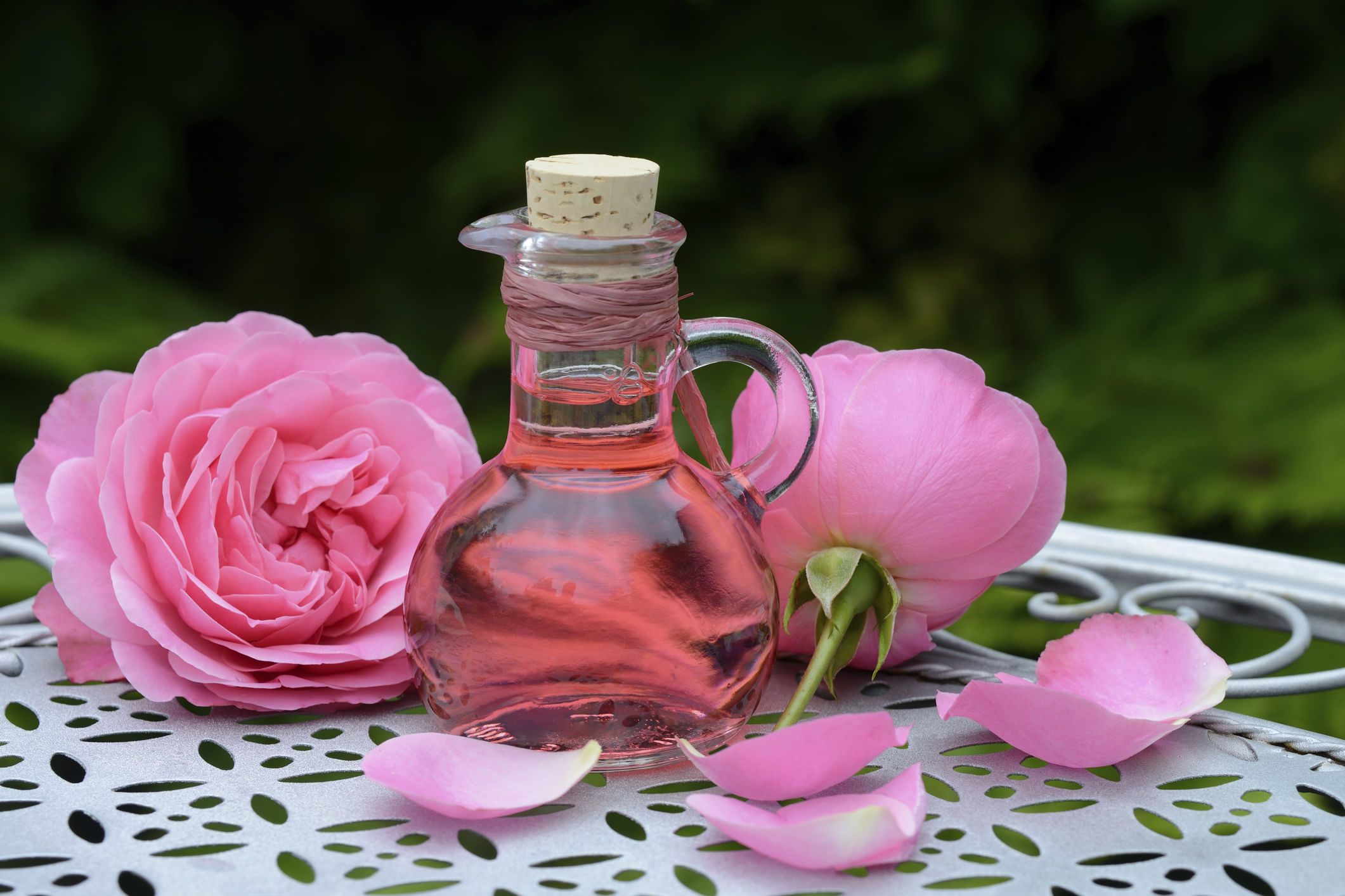 റോസ് വാട്ടർ ചർമ്മത്തിൽ ഒരു ടോണറായി പ്രവർത്തിക്കുന്നു. ചർമ്മത്തിന്റെ പിഎച്ച് ബാലൻസ് പുനഃസ്ഥാപിക്കാൻ സഹായിക്കുന്നു. ഇതിലെ നേരിയ ആസ്ട്രിജന്റ് ​ഗുണങ്ങൾ ചർമ്മത്തിന് കൂടുതൽ തിളക്കം നൽകുകയും ചുവപ്പ് അല്ലെങ്കിൽ പാടുകൾ കുറയ്ക്കുകയും ചെയ്യുന്നു. പതിവായി പുരട്ടുന്നതിലൂടെ, ചർമ്മത്തിന് കൂടുതൽ തിളക്കവും നിറവും ലഭിക്കും. (Credits: Unsplash/Getty Images)
