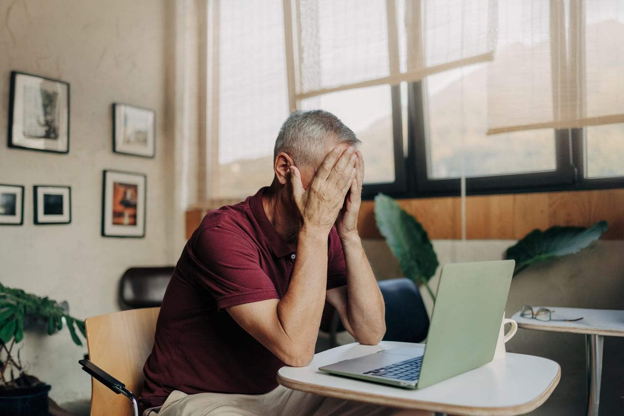 എന്നാൽ ചില സർവേ റിപ്പോർട്ടുകൾ പറയുന്നത്, ജോലിസ്ഥലത്ത് മില്ലേനിയൻസുകളും ജെൻ സികളും രണ്ട് തരത്തിലാണ് അവരുടെ സമ്മർദ്ദങ്ങളെ നേരിടുന്നത് എന്നാണ്. 44 രാജ്യങ്ങളിലായി 23,000-ത്തിലധികം ആളുകളിൽ നടത്തിയ സർവേയിലാണ് ഈ റിപ്പോർട്ട് പുറത്തുവന്നത്. ഡെലോയിറ്റ് ഗ്ലോബൽ 2025 ആണ് ഈ പഠനം നടത്തിയിരിക്കുന്നത്. (Image Credits: Getty Images)