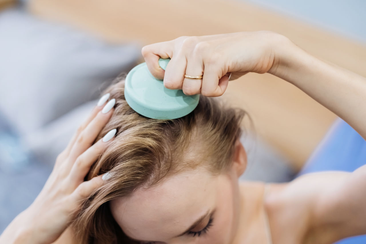 ധാരാളം വെള്ളം കുടിക്കുന്നത് മുടിയുടെ ഉള്ളിൽ നിന്ന് ജലാംശം നിലനിർത്തും. മുടിയുടെ ഇലാസ്തികത നിലനിർത്തുന്നതിനും പൊട്ടിപ്പോകുന്നത് തടയുകയും ചെയ്യും. മെച്ചപ്പെട്ട ഉറക്കം മൊത്തത്തിലുള്ള ആരോഗ്യം പ്രോത്സാഹിപ്പിക്കുകയും മുടിയിഴകളുടെ വളർച്ചയ്ക്ക് സഹായിക്കുകയും ചെയ്യുന്നു. അതിനായി കുറഞ്ഞത് 7–9 മണിക്കൂർ വരെ ഉറങ്ങുക. (Image Credits: Getty Images)