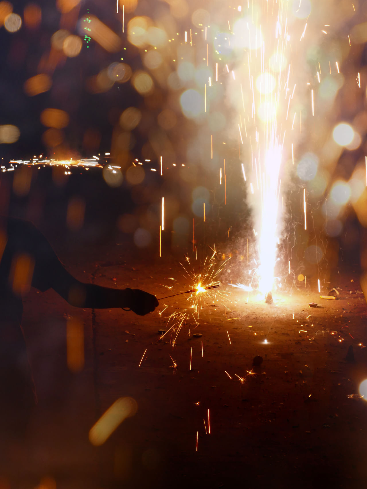 അതിനാൽ പുകമഞ്ഞ് കൂടുതലുള്ള സമയങ്ങളിൽ കുഞ്ഞുങ്ങളെ വീടിനുള്ളിൽ തന്നെ തുടരാൻ അനുവദിക്കുക. എയർ പ്യൂരിഫയറുകൾ ഉപയോഗിക്കുക, ശരിയായ വായുസഞ്ചാരം ഉറപ്പുവരുത്തുക, പുകയുള്ള സ്ഥലങ്ങളിലെ സമ്പർക്കം പൂർണമായും ഒഴിവാക്കുക തുടങ്ങിയ കാര്യങ്ങൾ മാതാപിതാക്കൾ പ്രത്യേകം ശ്രദ്ധിക്കണം. (Image Credits: Unsplash)