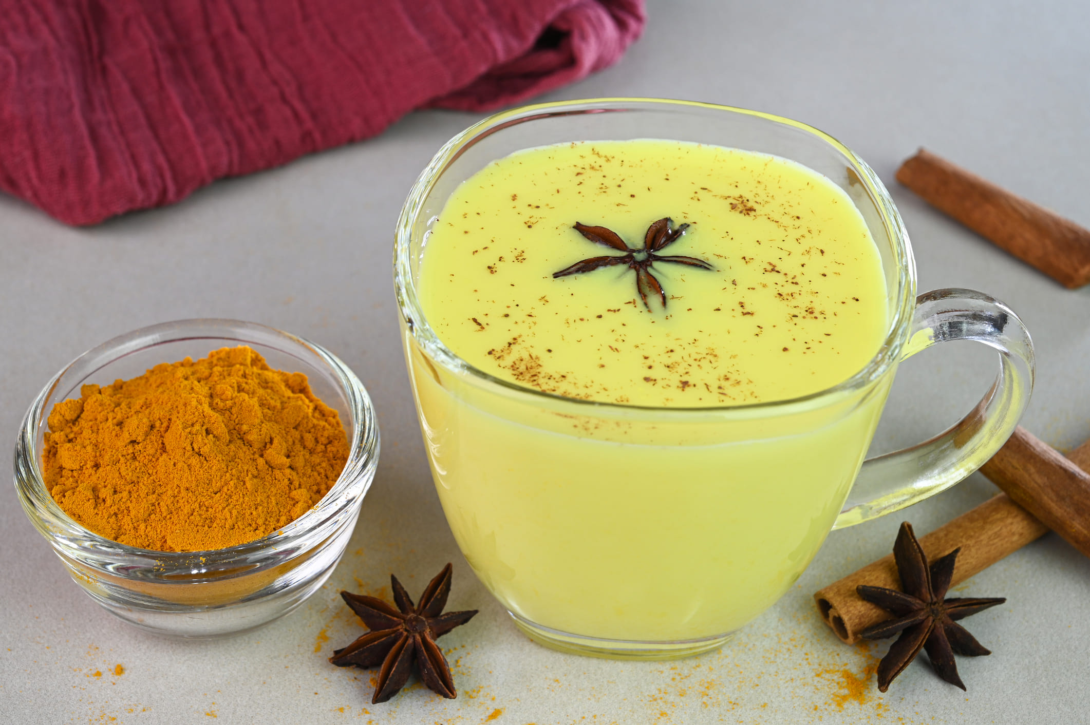 ചർമ്മാരോഗ്യം:  മഞ്ഞളിലെ ആന്റിഓക്‌സിഡന്റുകൾ അകാല വാർദ്ധക്യം, മങ്ങൽ, മുഖക്കുരു എന്നിവയ്ക്ക് കാരണമാകുന്ന ഫ്രീ റാഡിക്കലുകളെ ചെറുക്കുന്നു. നാഷണൽ ഇൻസ്റ്റിറ്റ്യൂട്ട് ഓഫ് ഹെൽത്ത് (NIH) റിപ്പോർട്ട് അനുസരിച്ച്, മഞ്ഞൾ പാൽ പതിവായി കുടിക്കുന്നത് വീക്കം കുറയ്ക്കുകയും  നിറം വർദ്ധിപ്പിക്കുകയും.  ചർമ്മത്തിൽ ജലാംശം നിലനിർത്താനും നല്ലതാണ്. (Image Credits: Getty Images)
