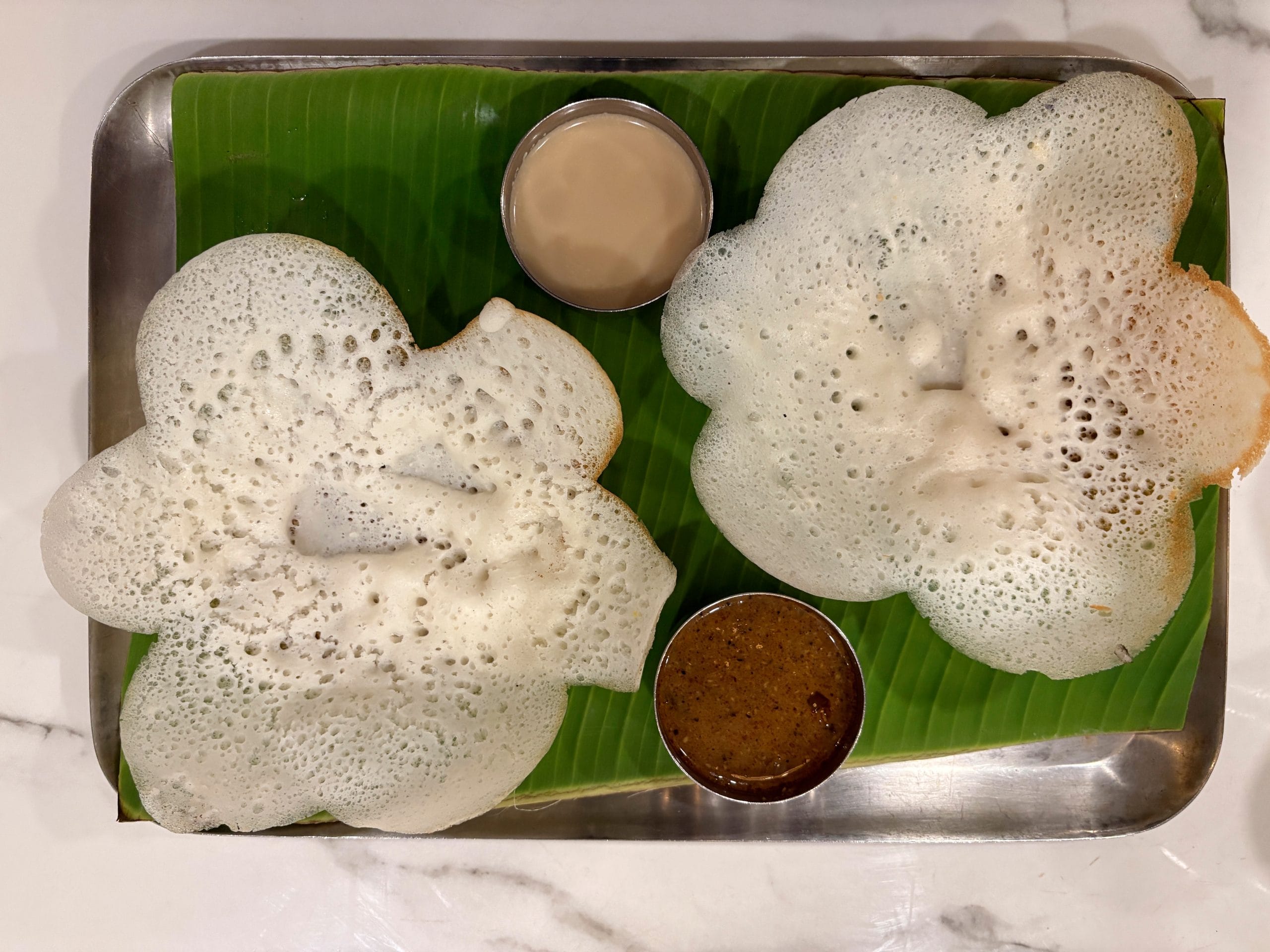 ശരീരഭാരം കുറയ്ക്കാൻ നിങ്ങൾ ശ്രമിക്കുകയാണെങ്കിൽ, പൊറോട്ടയെക്കാൾ അപ്പമാണ് ഏറ്റവും നല്ലത്. ഇടയ്ക്കിടെ മിതമായ അളവിൽ പൊറോട്ട കഴിക്കുന്നത് ദോഷം ചെയ്യുകയില്ല. ദിവസേനയുള്ള തിരഞ്ഞെടുപ്പ് ഒഴിവാക്കുന്നതാണ് നല്ലത്. കാരണം കലോറിയുടെ അളവ് ഇതിൽ വളരെ കൂടുതലാണ്. (Image Credits: Getty Images)
