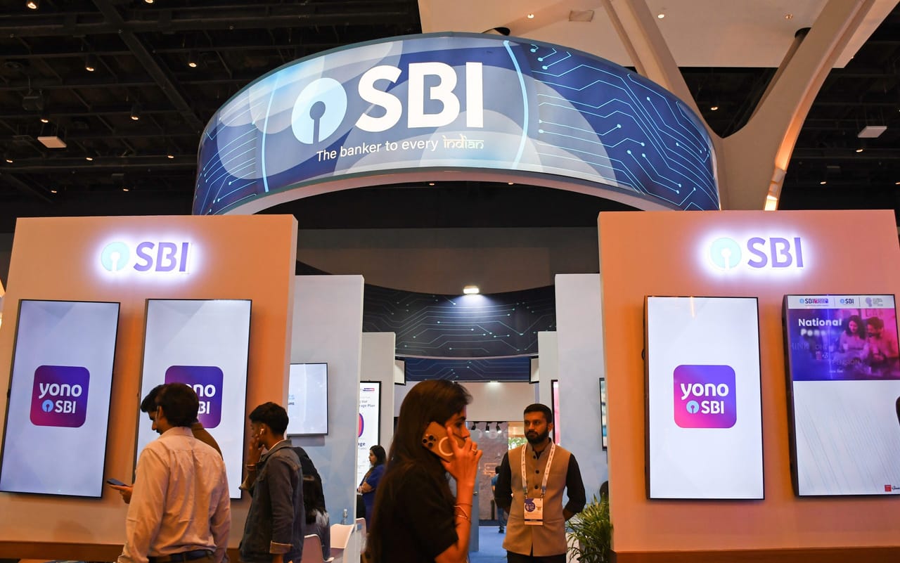 സ്റ്റേറ്റ് ബാങ്ക് ഓഫ് ഇന്ത്യ (എസ്ബിഐ) ഒരുക്കുന്നു വിദ്യാർത്ഥികൾക്കായി കിടിലൻ സ്കോളർഷിപ്പ്. 15,000 മുതൽ 20 ലക്ഷം രൂപ വരെ സ്കോളർഷിപ്പോടെയാണ് എസ്ബിഐ വിദ്യാർത്ഥികളുടെ അപേക്ഷ ക്ഷണിച്ചിരിക്കുന്നത്. എസ്ബിഐയുടെ പ്ലാറ്റിനം ജൂബിലിയോട് അനുബന്ധിച്ച് അവതരിപ്പിച്ച ആശ സ്കോളർഷിപ്പ് പദ്ധതിയിലൂടെയാണ് വിദ്യാർഥികൾക്ക് സ്കോളർഷിപ്പ് ലഭിക്കുക. (Image Credits: Getty Images) 
