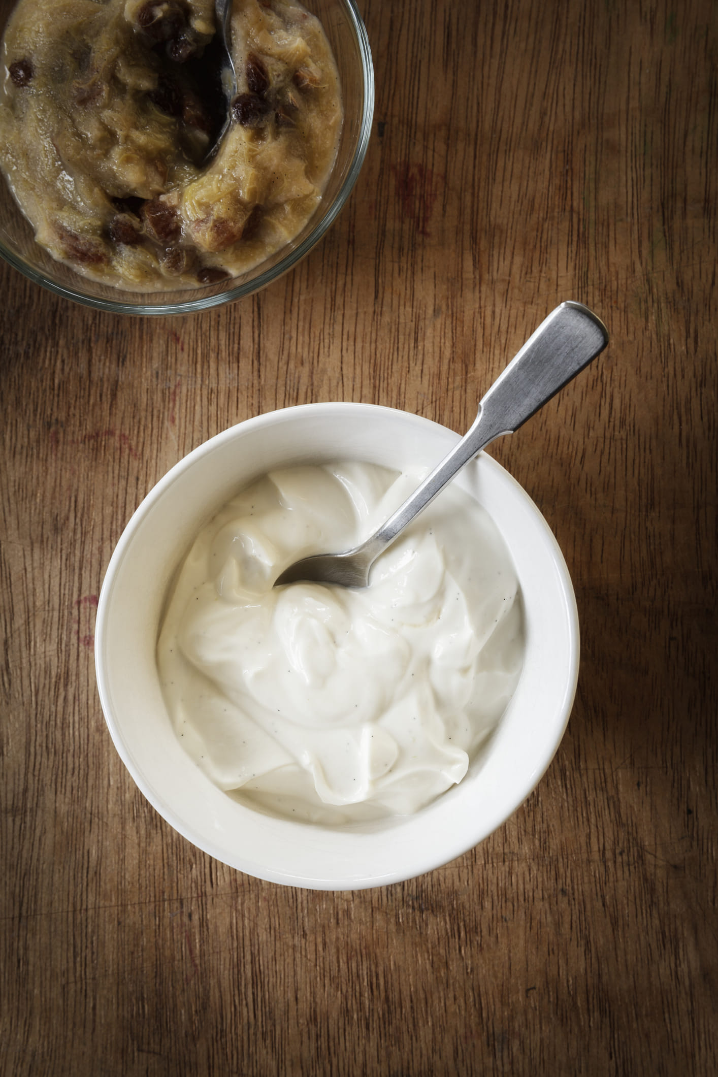 ജലദോഷം, ചുമ, അലർജി എന്നിവയുള്ളവർ രാത്രിയിൽ തൈര് കഴിക്കുന്നത് ഒഴിവാക്കണമെന്നാണ് വിദഗ്ദ്ധർ നിർദ്ദേശിക്കുന്നത്. അതുപോലെ, ലാക്ടോസ് അസഹിഷ്ണുത ഉള്ളവർ മിതമായ അളവിൽ മാത്രമെ തൈര് കഴിക്കാവൂ. തൈര് പോഷകാഹാരത്തിന്റെ ഒരു ശക്തികേന്ദ്രമാണെങ്കിലും, ശരിയായ രീതി, സമയം, അളവ് എന്നിവ അറിഞ്ഞ് കഴിക്കുന്നത് വളരെ ​ഗുണം ചെയ്യും. അല്ലാത്തപക്ഷം ഇവ ​ഗുണത്തേക്കാളേറെ ദോഷമായി മാറിയേക്കാം. (Image Credits: Getty Images)
