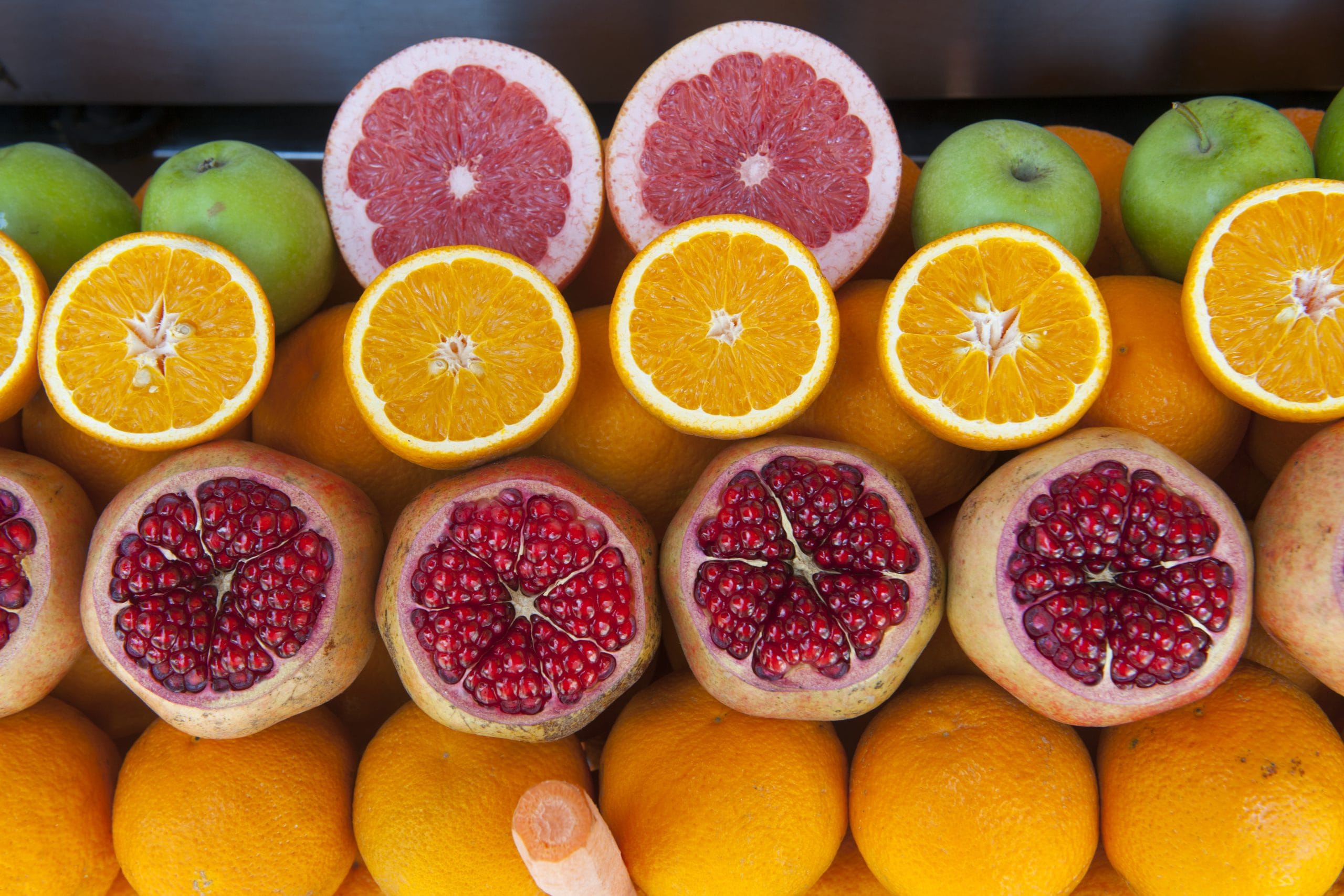 ഓറഞ്ചിനെ അപേക്ഷിച്ച് മാതളനാരങ്ങയിൽ വിറ്റാമിൻ സി വളരെ കുറവാണ്. എങ്കിലും മറ്റ് പോഷകങ്ങളും ശക്തമായ ആന്റിഓക്‌സിഡന്റുകളും ഇവയിൽ ഉയർന്ന അളവിലുണ്ട്. ഈ ആന്റിഓക്‌സിഡന്റുകളാകട്ടെ ശരീരത്തിലെ ഫ്രീ റാഡിക്കലുകളെ നിർവീര്യമാക്കാൻ സഹായിക്കുന്നവയാണ്. അതുവഴി ഹൃദ്രോഗം, കാൻസർ തുടങ്ങിയ ഗുരുതരമായ രോ​ഗങ്ങളുടെ സാധ്യത കുറയ്ക്കുന്നു. (Image Credits: Getty Images)
