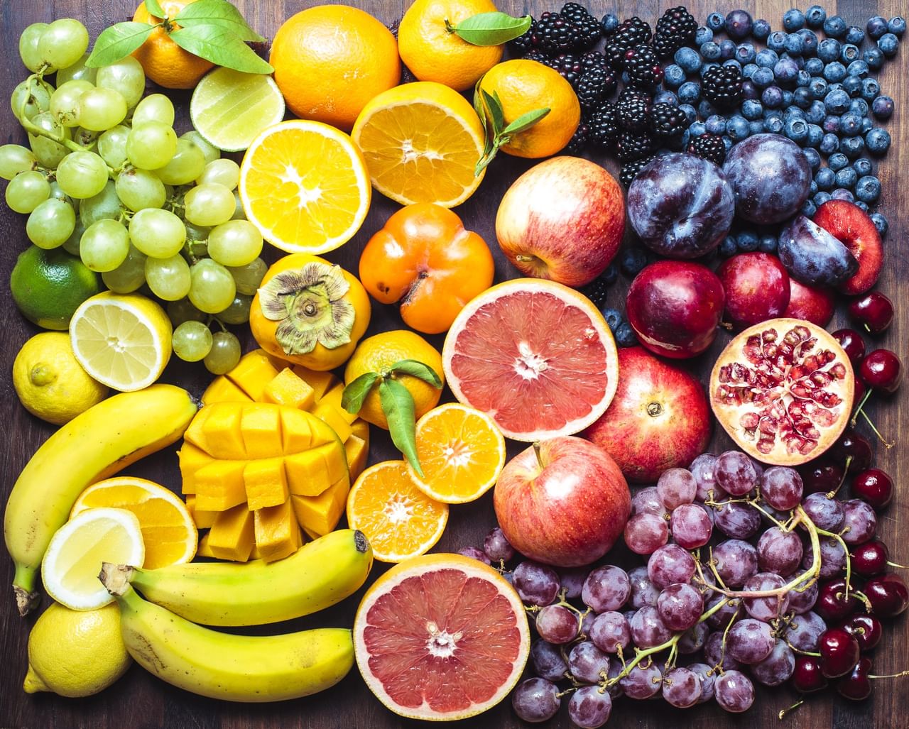 നല്ല ആരോഗ്യം നിലനിർത്താൻ നിങ്ങളുടെ ദൈനംദിന ഭക്ഷണത്തിൽ പഴങ്ങൾ ഉൾപ്പെടുത്തേണ്ടത് വളരെ അത്യാവശ്യമാണ്. ശരീരത്തിന് വേണ്ട അവശ്യ പോഷകങ്ങളെല്ലാം നിറഞ്ഞതാണ് പഴങ്ങൾ. അതിനാൽ പതിവായി കഴിക്കുന്നത് പല രോഗങ്ങളുടെയും സാധ്യത കുറയ്ക്കാൻ സഹായിക്കുകയും ചെയ്യും. പഴങ്ങളിൽ ​ഗുണകരമായ രണ്ടെണ്ണമാണ് ഓറഞ്ചും മാതളനാരങ്ങയും. എന്നാൽ ഇവയിലേതാണ് കൂടുതൽ നല്ലത്. (Image Credits: Getty Images)