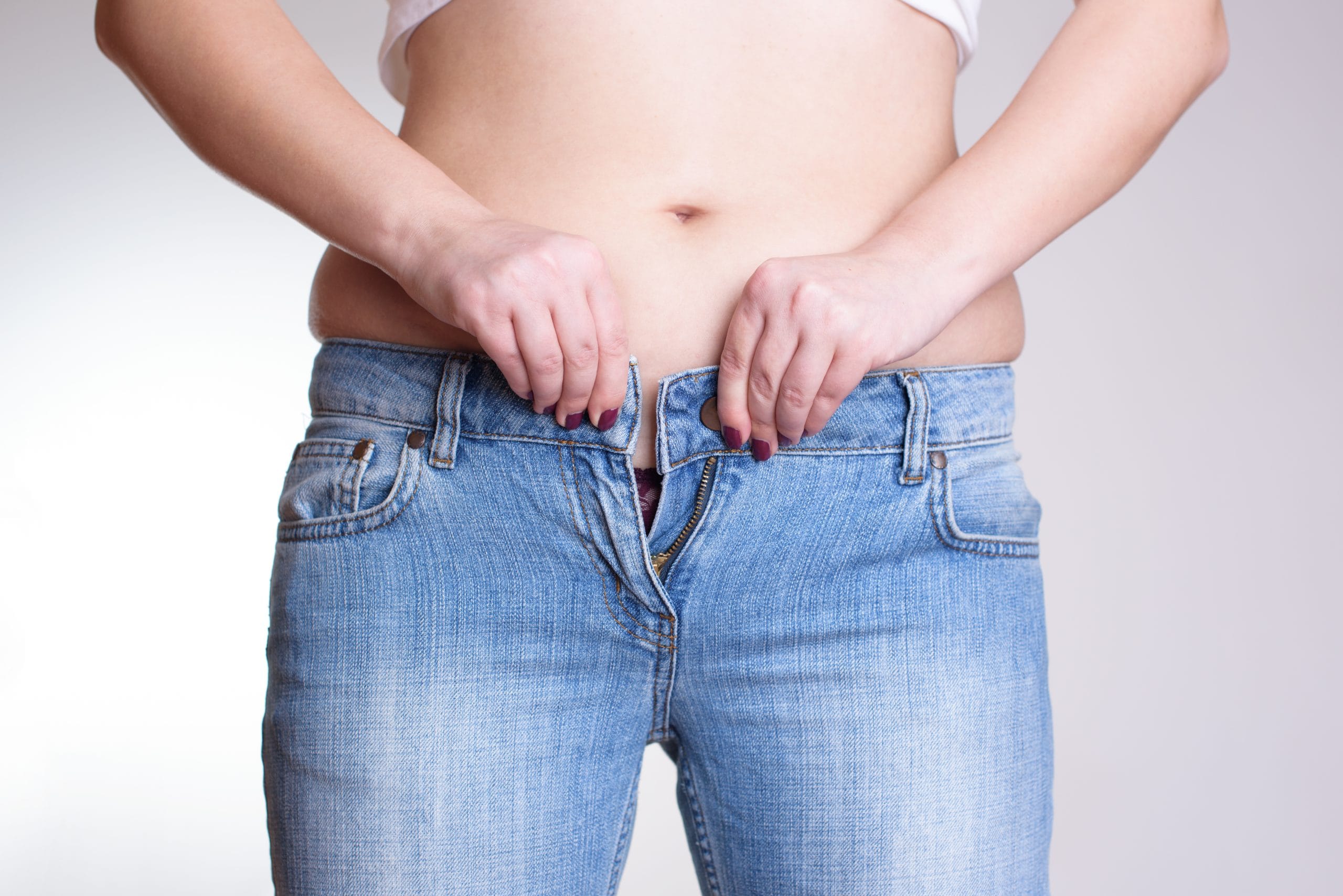 ഇറുകിയ ജീൻസ് ദീർഘനേരം ധരിക്കുമ്പോൾ, വായുസഞ്ചാരം പരിമിതപ്പെടുത്തുകയും, ഘർഷണം വർദ്ധിപ്പിക്കുകയും, ഈർപ്പം പിടിച്ചുനിർത്തുകയും ചെയ്യുന്നു. ഇത് ബാക്ടീരിയകൾ വളരുന്നതിന് ആവശ്യമായ അന്തരീക്ഷം സൃഷ്ടിക്കുന്നു. ഈ മൈക്രോക്ലൈമേറ്റ് ബാക്ടീരിയകൾ പെരുകി മൂത്രനാളിയിലേക്കും മൂത്രസഞ്ചിയിലേക്കും പ്രവേശിക്കുകയും ഇത് ഒടുവിൽ വലിയ അണുബാധയ്ക്ക് കാരണമാകുകയും ചെയ്യുന്നു. (Image Credits: Getty Images)
