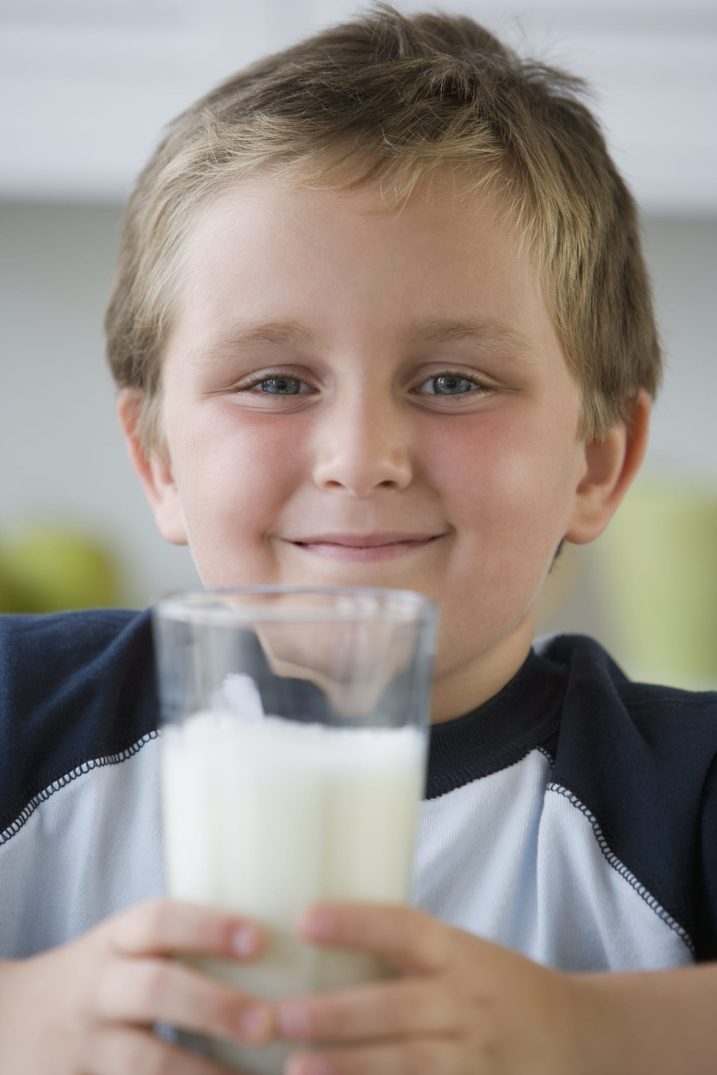 ഉറങ്ങുന്നതിനുമുമ്പ് പാൽ കുടിക്കുന്നത് രാത്രിയിൽ ശരീരത്ത് ജലാംശം നിലനിർത്താൻ സഹായിക്കുന്നു. ഇത് ശരീരത്തിന്റെ മൊത്തത്തിലുള്ള പ്രവർത്തനങ്ങൾക്ക് ഏറെ സഹായകരമാകുന്നു. ദഹനത്തിനും വളരെ നല്ലതാണ്. ഉറക്കം മെച്ചപെടുന്നതിലൂടെയും പാലിലെ പോഷകങ്ങളിലൂടെയും ആരോ​ഗ്യത്തിന് മൊത്തത്തിൽ ​ഉന്മേഷവും ​വളരെയധികം ​ഗുണങ്ങളും ലഭിക്കുന്നു. (Image Credits: Getty Images)
