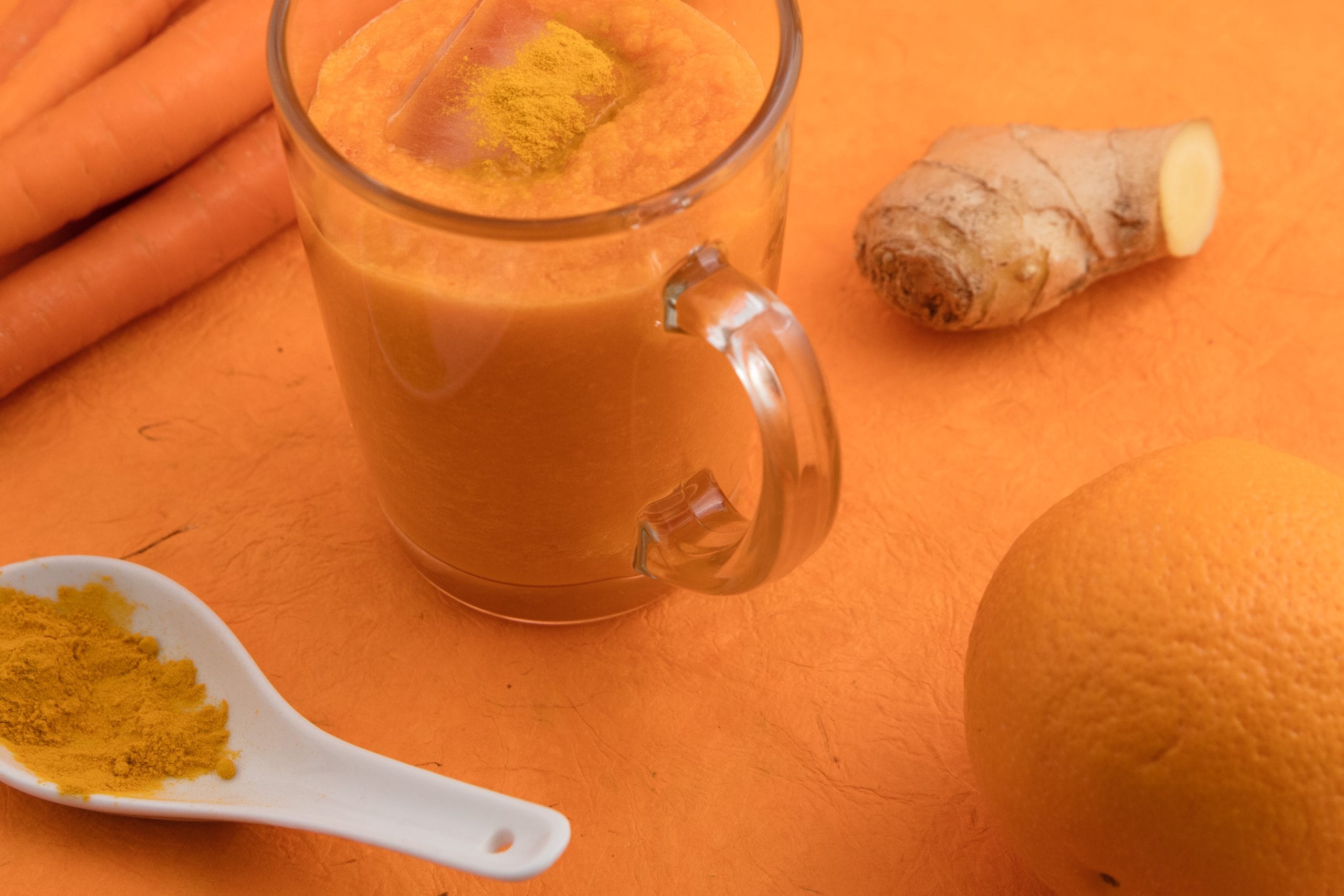 മഞ്ഞളും പാലും നിരവധി ​ഗുണങ്ങളുള്ള രണ്ട് ഭക്ഷ്യോല്പന്നങ്ങളാണ്. അങ്ങനെയെങ്കിൽ, പ്രതിരോധശേഷി, തൊണ്ടവേദന, കാലാവസ്ഥയുമായി ബന്ധപ്പെട്ട അസുഖങ്ങൾ എന്നിങ്ങനെ പല സന്ദർഭങ്ങളിലും നിങ്ങൾക്ക് പരീക്ഷിക്കാവുന്ന ഒന്നാണ്  മഞ്ഞളിട്ട പാൽ. എന്നാൽ ദിവസവും രാത്രിയിൽ ഇത് കുടിക്കുന്നതുകൊണ്ട് നിങ്ങളുടെ ശരീരത്തിനുണ്ടാകുന്ന മാറ്റം എന്തെല്ലാമെന്ന് നോക്കിയാലോ. (Image Credits: Getty Images) 
