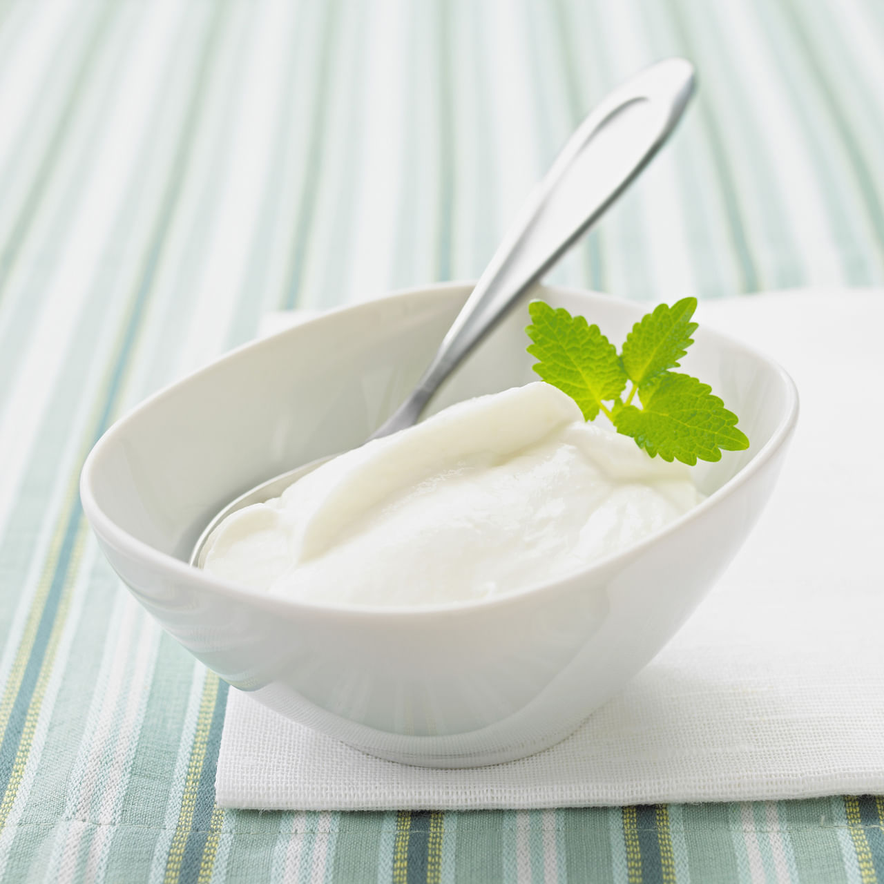 തൈരിൽ ഗുണങ്ങളുണ്ടെങ്കിലും, തെറ്റായി കഴിക്കുന്നത് ഗുണത്തേക്കാളേറെ ദോഷം ചെയ്യുമെന്നാണ് ഡോ. ആകാൻക്ഷ ദീക്ഷിത് പറയുന്നത്. പകൽ സമയത്ത്, പ്രത്യേകിച്ച് ഉച്ചഭക്ഷണ സമയത്ത് തൈര് കഴിക്കുന്നതാണ് ഏറ്റവും നല്ലതെന്നാണ് അവർ പറയുന്നത്. കാരണം ഇത് നിങ്ങളുടെ ദഹനത്തെ മെച്ചപ്പെടുത്തുകയും ഊർജ്ജം നൽകുകയും ചെയ്യുന്നു. അതുപോലെ രാവിലെ വെറും വയറ്റിൽ തൈര് കഴിക്കുന്നത് അസിഡിറ്റി വർദ്ധിപ്പിക്കുകയും കഫം ഉണ്ടാക്കുകയും ചെയ്യുന്നു. (Image Credits: Getty Images)