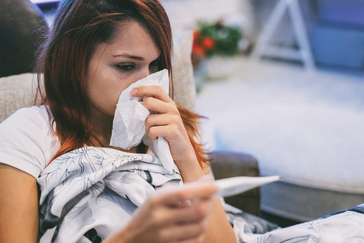 ജലദോഷമോ പനിയോ വന്നാൽ മുക്കടപ്പ് സാധാരണമാണ്. എന്നാൽ അതുമൂലമുണ്ടാകുന്ന അസ്വസ്ഥത പറഞ്ഞറിയിക്കാൻ സാധിക്കില്ല. ആവി പിടിച്ചും വിക്സ് തേച്ചും ഇത് മാറ്റാൻ ശ്രമിക്കുമെങ്കിലും അല്പ നേരം ആശ്വാസം കിട്ടും. എന്നാൽ പിന്നെയും അവസ്ഥ പഴയപടിയാകും. ഇത്തരം പ്രശ്നങ്ങൾക്ക് എപ്പോഴും ഒറ്റമൂലികൾ നല്ലൊരു പരിഹാരമാണ്. അങ്ങനെയെങ്കിൽ നിങ്ങൾക്ക് വളരെയെളുപ്പം ചെയ്യാൻ കഴിയുന്ന ഒരു ആയുർവേദ ചായ തയ്യാറാക്കിയാലോ. (Image Credits: Getty Images)
