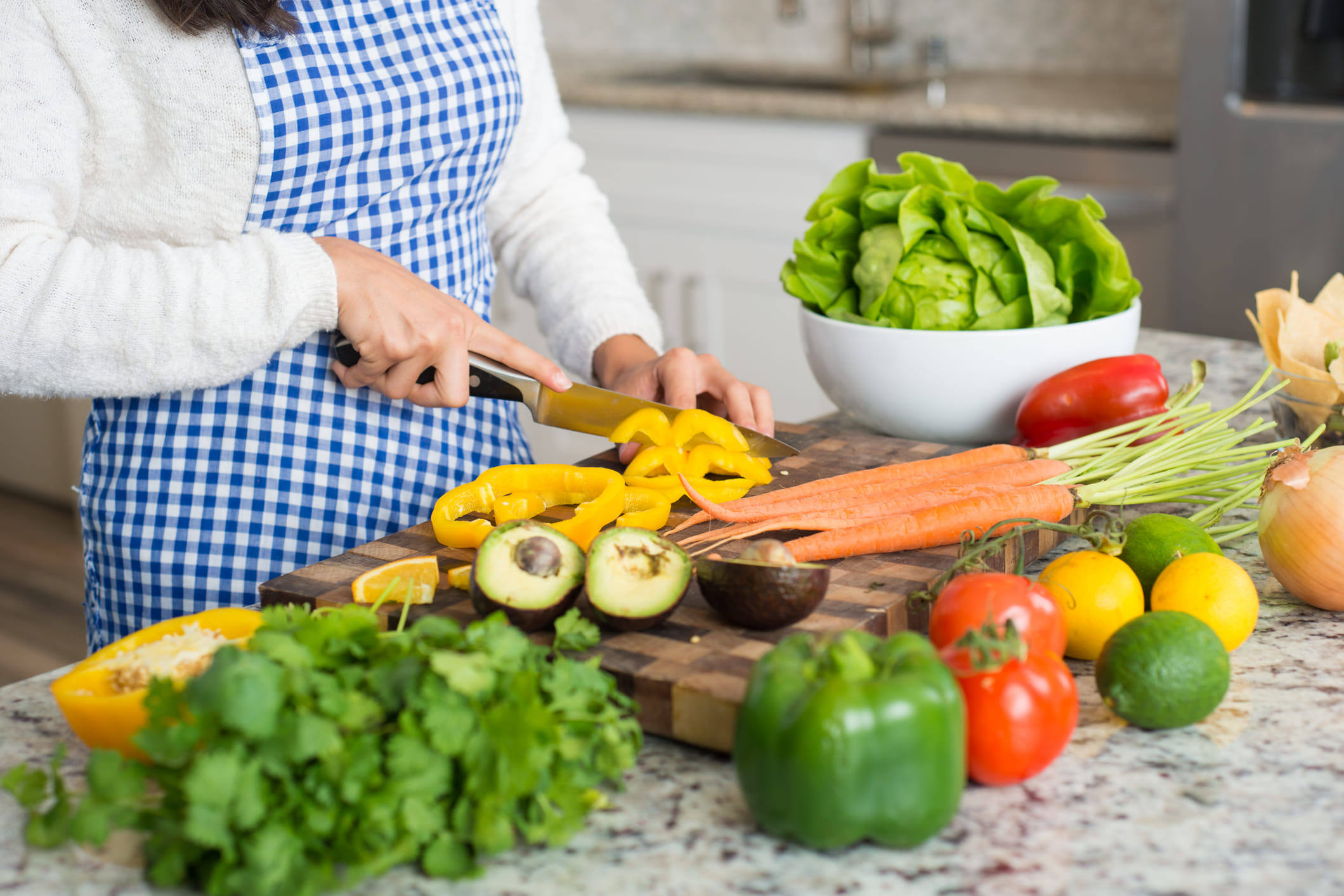 വാൽനട്ട്: വാൽനട്ടിൽ ആൽഫ-ലിനോലെനിക് ആസിഡ് (സസ്യ ഒമേഗ-3), ആന്റിഓക്‌സിഡന്റുകൾ, പോളിഫെനോളുകൾ എന്നിവ ധാരാളം അടങ്ങിയിട്ടുണ്ട്. പ്ലാക്ക് രൂപീകരണത്തിലെ ഒരു പ്രധാന ഘട്ടമായ മോശം കൊളസ്ട്രോൾ കുറയ്ക്കാൻ ഈ സംയുക്തങ്ങൾക്ക് സാധിക്കും.   ചില ഗവേഷണങ്ങൾ അനുസരിച്ച്, വാൽനട്ട് കഴിക്കുന്നത് എൻഡോതെലിയൽ പ്രവർത്തനം മെച്ചപ്പെടുത്തുന്നു. (Image Credits: Getty Images) 
