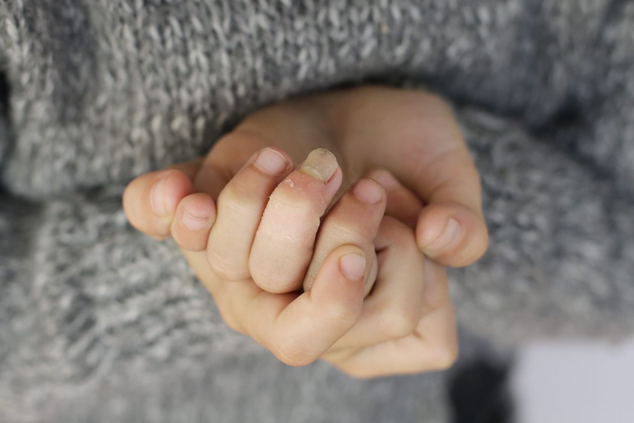 ക്ലീനിംഗ് ഉൽപ്പന്നങ്ങൾ, ഡിറ്റർജന്റുകൾ, നെയിൽ പോളിഷ് റിമൂവറുകൾ തുടങ്ങിയ രാസവസ്തുക്കളുമായി ദിവസേന സമ്പർക്കം പുലർത്തുന്നത് നഖങ്ങളുടെ സ്വാഭാവിക ഈർപ്പം നഷ്ടപ്പെടുത്തുന്നു. ഇടയ്ക്കിടെ കൈ കഴുകുക, പാത്രം കഴുകുക തുടങ്ങി അമിതമായി വെള്ളവുമായി ഇടപഴകുമ്പോൾ നഖം മൃദുവാകുകയും അവ അടർന്നുപോകാനുള്ള സാധ്യത വർദ്ധിപ്പിക്കുകയും ചെയ്യുന്നു. (Image Credits: Getty Images)