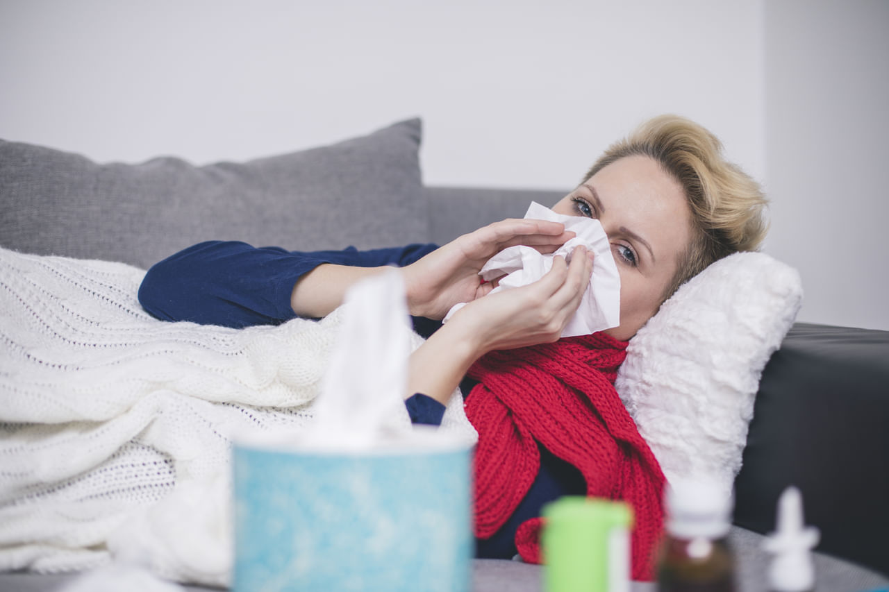 മൂക്കടപ്പിന് മറ്റ് മരുന്നുകൾ കഴിക്കുമ്പോഴുണ്ടാകുന്ന, മയക്കം, വരൾച്ച എന്നിങ്ങനെയൊന്നും നിങ്ങളെ അലട്ടില്ല. പിന്നെ നമ്മുടെ അടുക്കളയിൽ കാണപ്പെടുന്ന വസ്തുകളായതിനാൽ ചെലവും വളരെ കുറവാണ്. ശ്വസനസംബന്ധമായ അസ്വസ്ഥതകൾക്ക് കൂടുതൽ ഫലപ്രദവും എന്നാൽ ദീർഘകാല പരിഹാരവുമാണ് ഈ പാനീയം. (Image Credits: Getty Images)