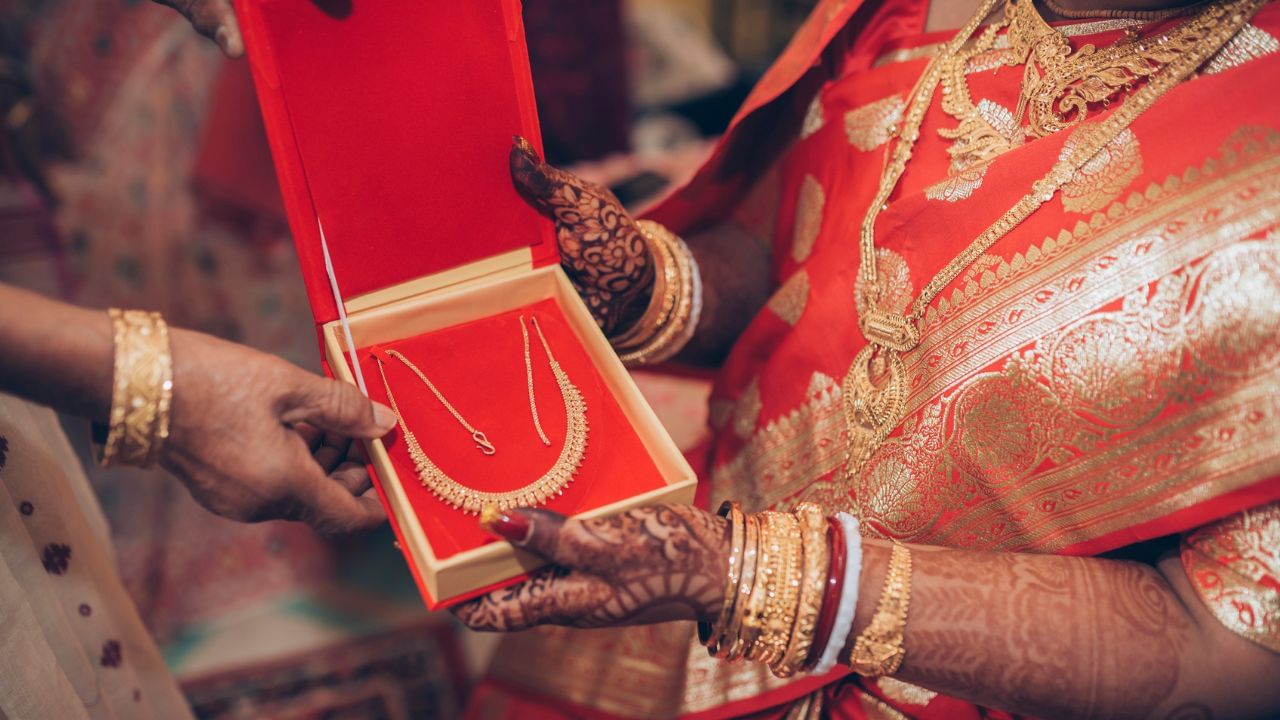 10 ഗ്രാമിന് 40 ലക്ഷമാകുമ്പോള്‍ ഗ്രാമിന് 400000 രൂപ നല്‍കേണ്ടി വരും. എന്നാല്‍ ഈ വിലയില്‍ മാറ്റങ്ങള്‍ സംഭവിച്ചേക്കാം. ഡോളറിന്റെ മൂല്യം, രൂപയുടെ മൂല്യം, പലിശ നിരക്കുകള്‍ തുടങ്ങി വിവിധ ഘടകങ്ങള്‍ സ്വര്‍ണത്തെ സ്വാധീനിക്കും. 

