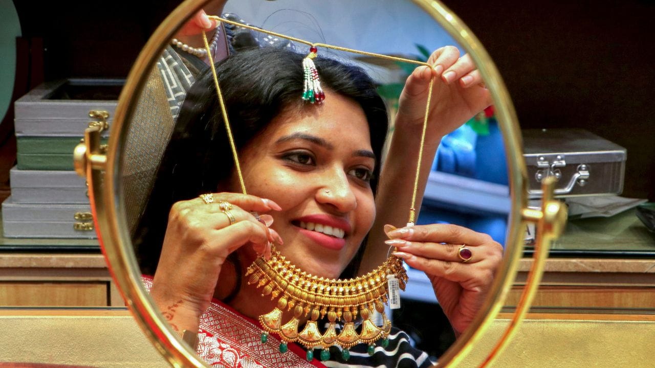 ഒക്ടോബര്‍ 11 ശനിയാഴ്ചയും സ്വര്‍ണം എക്കാലത്തെയും ഉയര്‍ന്ന നിരക്കിലേക്കൊരു യാത്ര പോയി. രാജ്യാന്തര വിപണിയില്‍ 4,017.18 ഡോളറിലായിരുന്നു സ്വര്‍ണം ഔണ്‍സിന് കഴിഞ്ഞ ദിവസത്തെ വില. ഇതോടെ കേരളത്തിലും വില ഉയര്‍ന്നു. 

