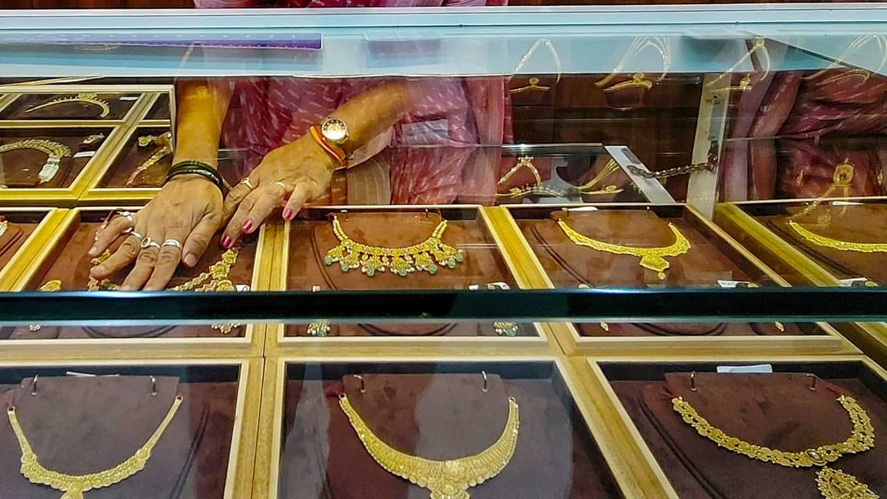 Kerala Gold Price: പൊന്നുചങ്ങാതി ചതിച്ചു; കുറഞ്ഞതൊക്കെ ഒറ്റയടിക്ക് വീണ്ടും കൂടി; ഇന്നത്തെ സ്വര്ണവില ഞെട്ടിക്കും Kerala Gold Price: പൊന്നുചങ്ങാതി ചതിച്ചു; കുറഞ്ഞതൊക്കെ ഒറ്റയടിക്ക് വീണ്ടും കൂടി; ഇന്നത്തെ സ്വര്ണവില ഞെട്ടിക്കും