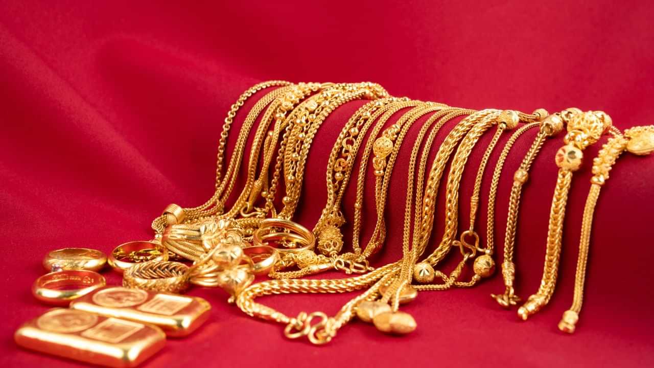 Gold Investment: സംഗതി അല്പം മോഡേണാണ്; പുത്തന് തലമുറ മാതാപിതാക്കള് സ്വര്ണം ഉപയോഗിക്കുന്നത് ഇങ്ങനെ Gold Investment: സംഗതി അല്പം മോഡേണാണ്; പുത്തന് തലമുറ മാതാപിതാക്കള് സ്വര്ണം ഉപയോഗിക്കുന്നത് ഇങ്ങനെ