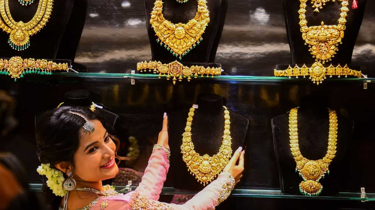 Kerala Gold Rate: തൊണ്ണൂറുകൾ മടുത്തോ പൊന്നിന്? വില കുത്തനേ താഴോട്ട് ! ഇന്നത്തെ നിരക്ക് Kerala Gold Rate: തൊണ്ണൂറുകൾ മടുത്തോ പൊന്നിന്? വില കുത്തനേ താഴോട്ട് ! ഇന്നത്തെ നിരക്ക്