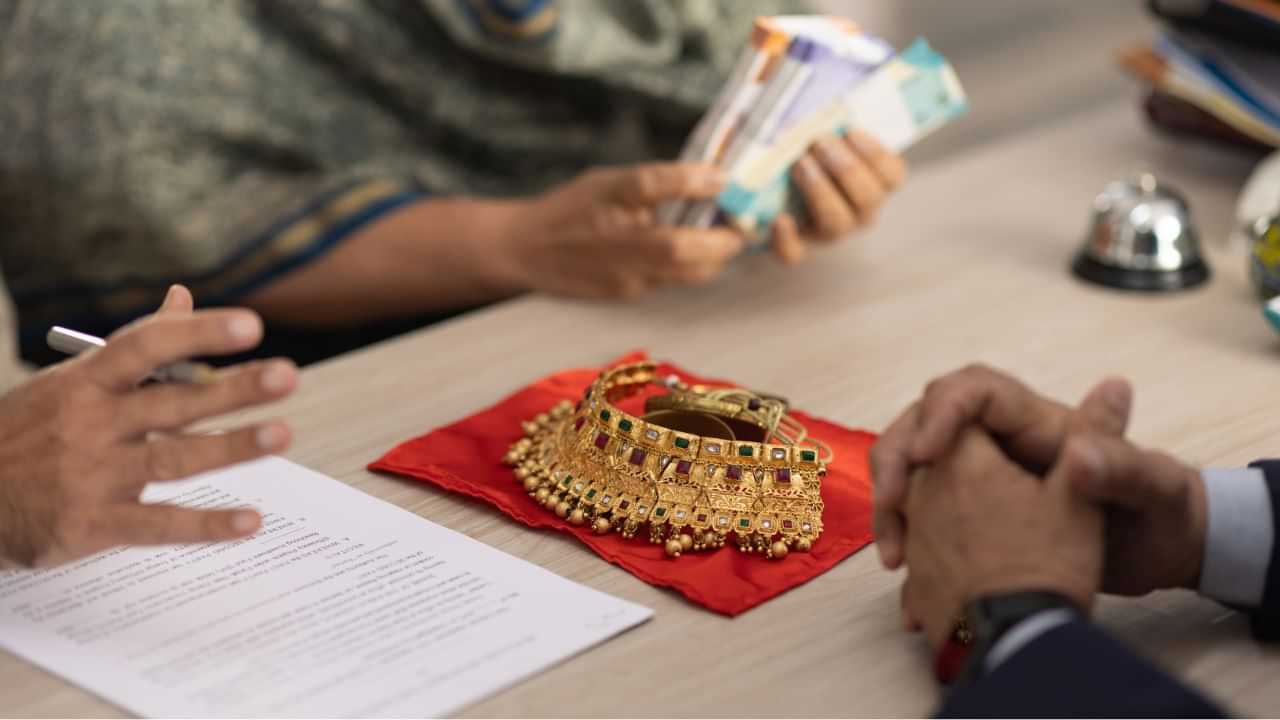 Gold Rate: സ്വര്ണം കേരളത്തില് നിന്ന് വാങ്ങി ഡല്ഹിയില് വില്ക്കാം; പതിന്മടങ്ങ് ലാഭം? Gold Rate: സ്വര്ണം കേരളത്തില് നിന്ന് വാങ്ങി ഡല്ഹിയില് വില്ക്കാം; പതിന്മടങ്ങ് ലാഭം?