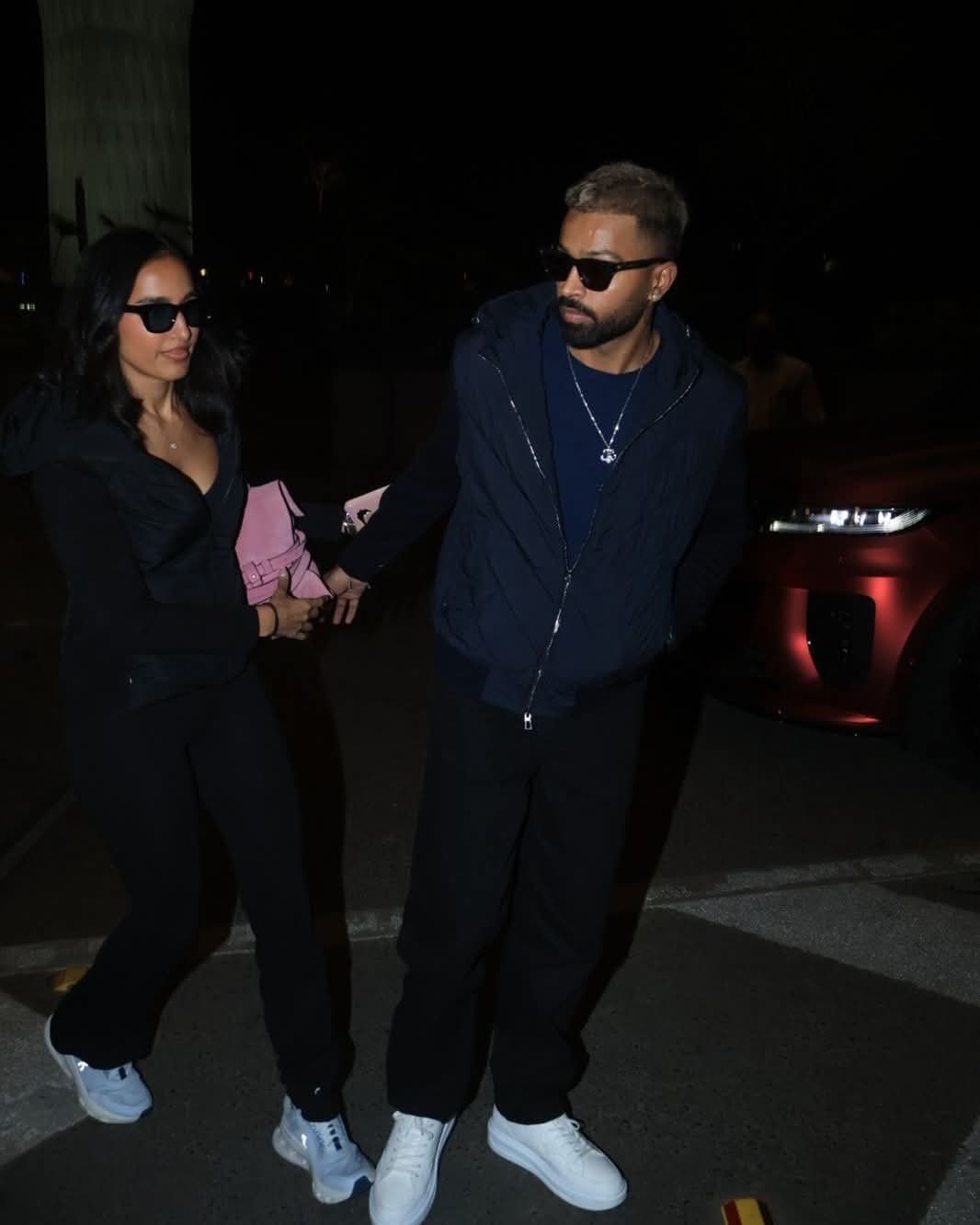 മാൽദീവ്സിലെ സ്വകാര്യമായ ചടങ്ങിൽ വച്ചായിരുന്നു ഹാർദികിൻ്റെയും മഹിയേകയുടെയും ആഘോഷം. ഇരുവരും തമ്മിൽ പ്രണയത്തിലാണെന്ന് നേരത്തെ റിപ്പോർട്ടുകൾ വന്നിരുന്നെങ്കിലും ഇത് ഉറപ്പിക്കാൻ കഴിയുന്ന തരത്തിലുള്ള ഔദ്യോഗികമായ വെളിപ്പെടുത്തൽ ഇതാദ്യമായാണ് പുറത്തുവരുന്നത്.