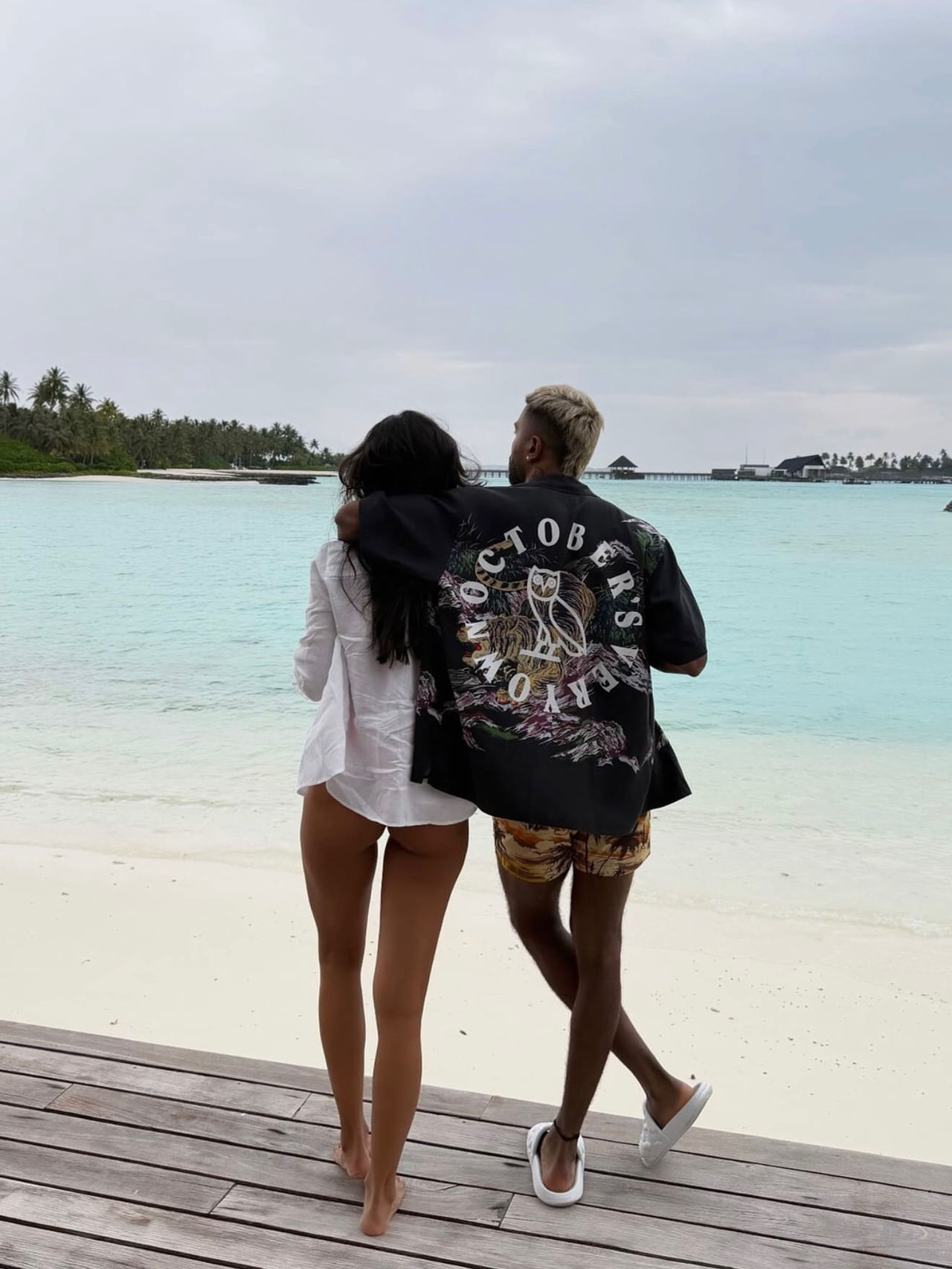 കാമുകിയുമായി ജന്മദിനം ആഘോഷിച്ച് ഇന്ത്യൻ ക്രിക്കറ്റ് താരം ഹാർദിക് പാണ്ഡ്യ. കാമുകിയായ മഹിയേക ശർമ്മയുമായി തൻ്റെ 32ആം ജന്മദിനം ആഘോഷിക്കുന്ന ചിത്രങ്ങൾ ഹാർദിക് തന്നെയാണ് തൻ്റെ ഇൻസ്റ്റഗ്രാം സ്റ്റോറിയിലൂടെ പങ്കുവച്ചത്. ഈ ചിത്രങ്ങൾ സമൂഹമാധ്യമങ്ങളിൽ വൈറലാണ്. (Image Credits- Hardik Pandya Instagram)