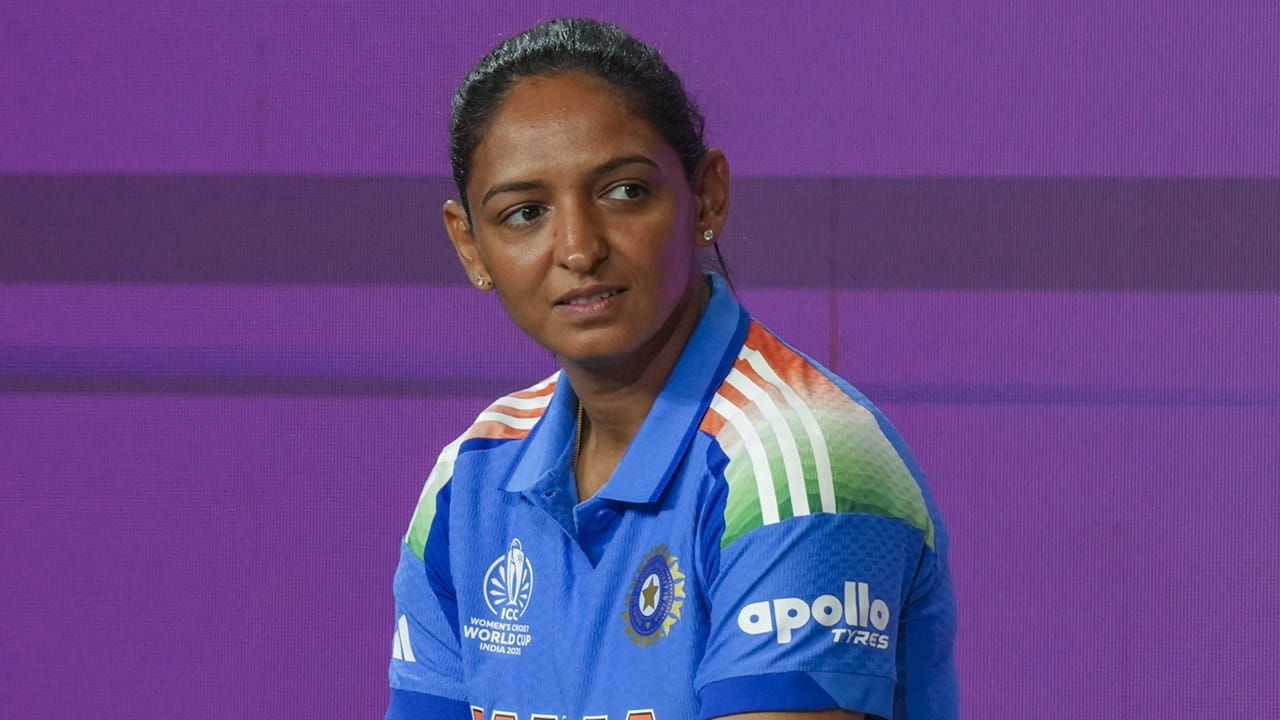 വനിതാ ഏകദിന ലോകകപ്പില്‍ ദക്ഷിണാഫ്രിക്കയ്‌ക്കെതിരെ തോല്‍വി വഴങ്ങിയതിന്റെ ഞെട്ടലിലാണ് ഇന്ത്യന്‍ ടീം. എട്ടാം നമ്പര്‍ ബാറ്ററായ നദൈന്‍ ഡി ക്ലര്‍ക്കിന്റെ ബാറ്റിങ് മികവില്‍ (പുറത്താകാതെ 54 പന്തില്‍ 84) ഏഴ് പന്തുകള്‍ ബാക്കിനില്‍ക്കെയാണ് പ്രോട്ടീസ് ഇന്ത്യയെ തോല്‍പിച്ചത്. ഇന്ത്യ തോറ്റതിന്റെ കാരണം വ്യക്തമാക്കി ക്യാപ്റ്റന്‍ ഹര്‍മന്‍പ്രീത് കൗര്‍ രംഗത്തെത്തി (Image Credits: PTI)