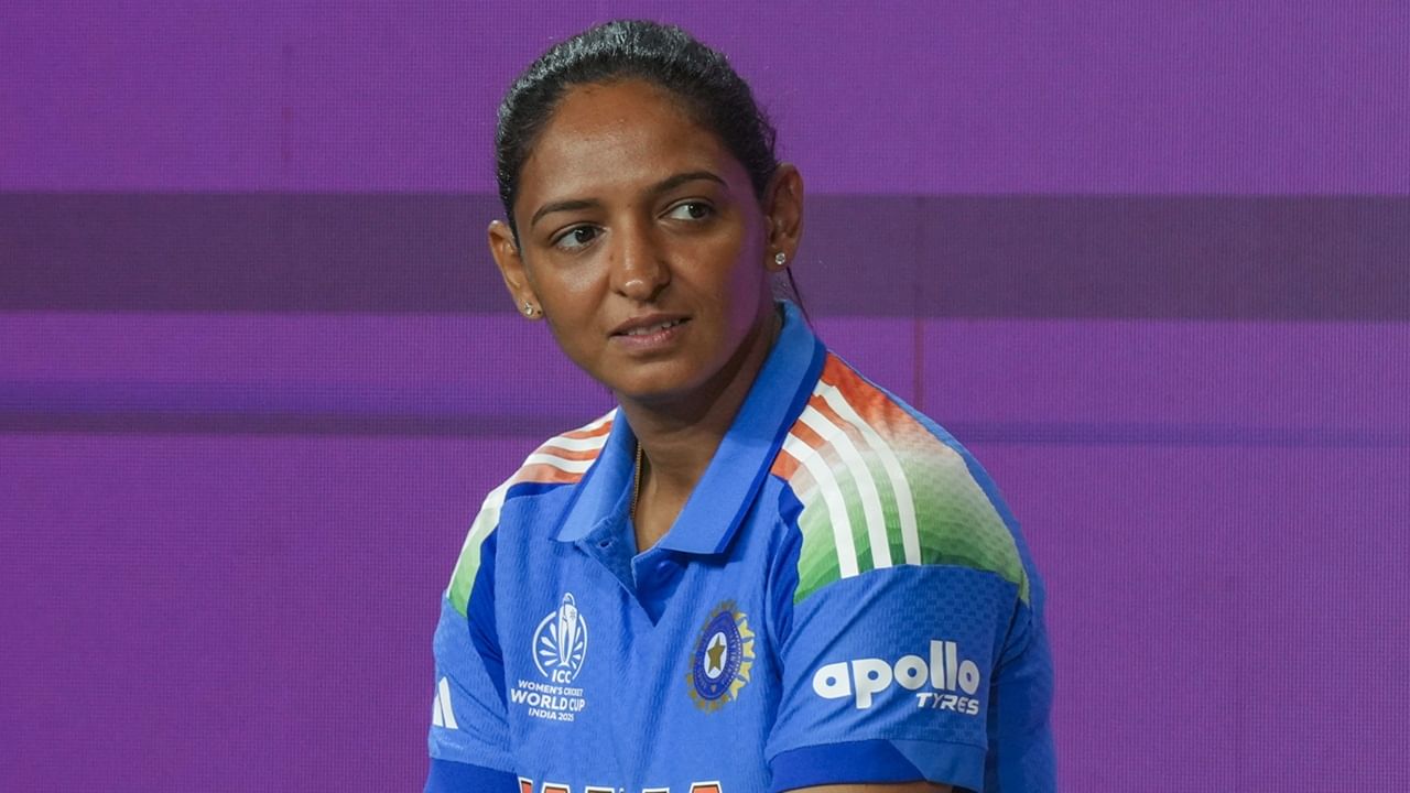 വനിതാ ഏകദിന ലോകകപ്പില്‍ ദക്ഷിണാഫ്രിക്കയ്‌ക്കെതിരെ തോല്‍വി വഴങ്ങിയതിന്റെ ഞെട്ടലിലാണ് ഇന്ത്യന്‍ ടീം. എട്ടാം നമ്പര്‍ ബാറ്ററായ നദൈന്‍ ഡി ക്ലര്‍ക്കിന്റെ ബാറ്റിങ് മികവില്‍ (പുറത്താകാതെ 54 പന്തില്‍ 84) ഏഴ് പന്തുകള്‍ ബാക്കിനില്‍ക്കെയാണ് പ്രോട്ടീസ് ഇന്ത്യയെ തോല്‍പിച്ചത്. ഇന്ത്യ തോറ്റതിന്റെ കാരണം വ്യക്തമാക്കി ക്യാപ്റ്റന്‍ ഹര്‍മന്‍പ്രീത് കൗര്‍ രംഗത്തെത്തി (Image Credits: PTI)