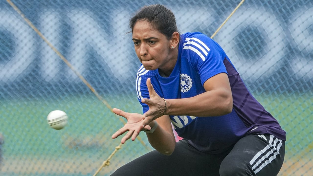 ഇത് ടീമിന്റെ കഴിവ് വ്യക്തമാക്കുന്നു. എന്നാല്‍ സ്ഥിരമായി മികച്ച പ്രകടനം പുറത്തെടുക്കണമെങ്കില്‍ മികച്ച പ്രകടനം നടത്തണം. എട്ടാം നമ്പറില്‍ ബാറ്റിങിന് എത്തി തകര്‍പ്പന്‍ പ്രകടനം പുറത്തെടുത്ത റിച്ച ഘോഷിനെ (77 പന്തില്‍ 94) ഹര്‍മന്‍പ്രീത് പുകഴ്ത്തി (Image Credits: PTI)