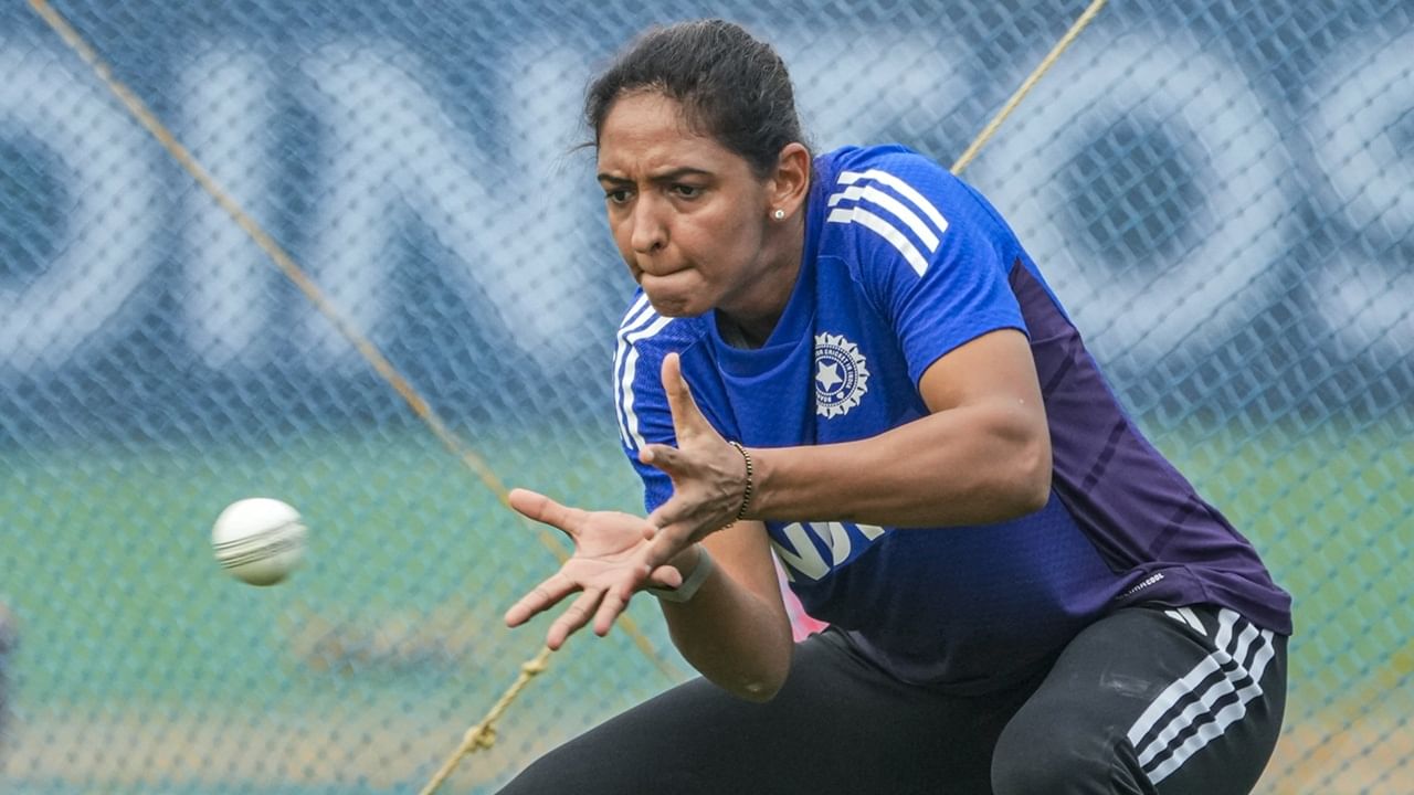 ഇത് ടീമിന്റെ കഴിവ് വ്യക്തമാക്കുന്നു. എന്നാല്‍ സ്ഥിരമായി മികച്ച പ്രകടനം പുറത്തെടുക്കണമെങ്കില്‍ മികച്ച പ്രകടനം നടത്തണം. എട്ടാം നമ്പറില്‍ ബാറ്റിങിന് എത്തി തകര്‍പ്പന്‍ പ്രകടനം പുറത്തെടുത്ത റിച്ച ഘോഷിനെ (77 പന്തില്‍ 94) ഹര്‍മന്‍പ്രീത് പുകഴ്ത്തി (Image Credits: PTI)