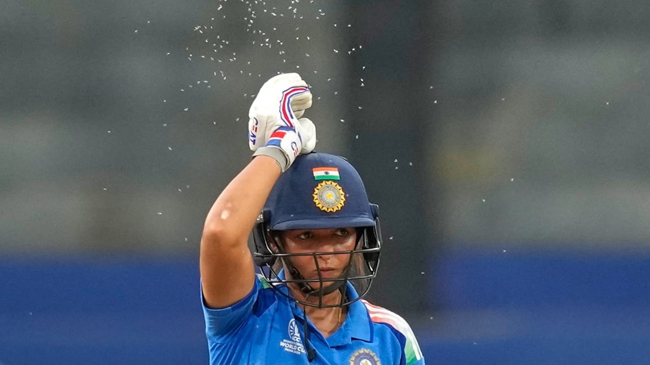 ടോപ് ഓര്‍ഡറിന്റെ മോശം പ്രകടനത്തെയാണ് ഹര്‍മന്‍പ്രീത് കുറ്റപ്പെടുത്തുന്നത്. ടോപ് ഓര്‍ഡര്‍ ഉത്തരവാദിത്തം ഏറ്റെടുക്കുന്നില്ലെന്ന് മത്സരശേഷം ഹര്‍മന്‍പ്രീത് പറഞ്ഞു. ധാരാളം വിക്കറ്റുകളാണ് നഷ്ടപ്പെടുത്തിയതെന്നും ഹര്‍മന്‍പ്രീത് പറഞ്ഞു (Image Credits: PTI)