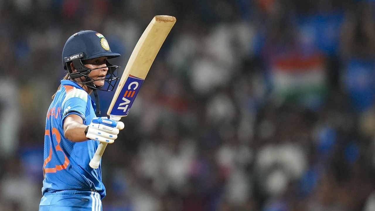 സെഞ്ചുറിക്ക് 11 റണ്‍സ് അകലെ അന്നബെല്‍ സഥര്‍ലന്‍ഡ് ഹര്‍മന്‍പ്രീതിനെ പുറത്താക്കി. എന്നാല്‍ ഓസീസ് പ്രതീക്ഷകള്‍ തല്ലിക്കെടുത്തിയതിന് ശേഷമാണ് ഇന്ത്യന്‍ ക്യാപ്റ്റന്‍ മടങ്ങിയത്. മൂന്നാം വിക്കറ്റില്‍ ജെമിമ റോഡ്രിഗസിനൊപ്പം 167 റണ്‍സിന്റെ പാര്‍ട്ണര്‍ഷിപ്പാണ് പടുത്തുയര്‍ത്തിയത് (Image Credits: PTI)