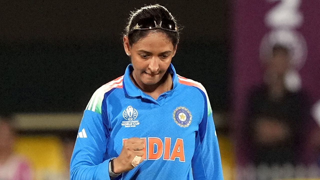 മധ്യ ഓവറുകളില്‍ വിക്കറ്റുകള്‍ കളഞ്ഞുകുളിക്കുന്നു. കഴിഞ്ഞ കുറച്ച് മത്സരങ്ങളായി ഇതാണ് സംഭവിക്കുന്നത്. ഇത് ചര്‍ച്ച ചെയ്യേണ്ട വിഷയമാണ്. മികച്ച സ്‌കോറുകള്‍ കണ്ടെത്താന്‍ എന്ത് ചെയ്യണമെന്ന് ചര്‍ച്ച ചെയ്യേണ്ടതുണ്ടെന്നും ഹര്‍മന്‍പ്രീത് വ്യക്തമാക്കി (Image Credits: PTI)