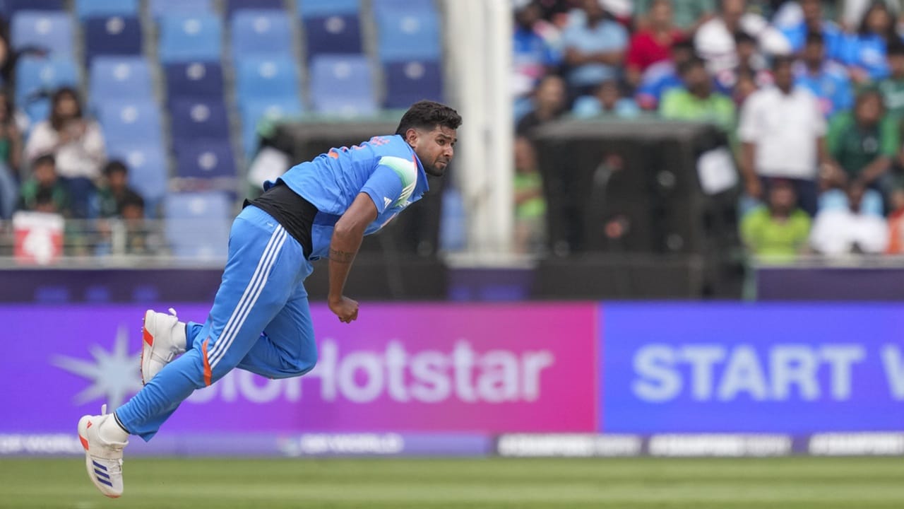 സോഷ്യല്‍ മീഡിയയില്‍ ഹര്‍ഷിതിനെതിരെ ട്രോളുകളും വ്യാപകമാണ്. ഹര്‍ഷിതിനെ ഉള്‍പ്പെടുത്തിയ തീരുമാനത്തെ വിമര്‍ശിച്ച് മുന്‍ സെലക്ടര്‍ ക്രിസ് ശ്രീകാന്തും രംഗത്തെത്തി. ഇന്ത്യന്‍ ടീമില്‍ ഒരു സ്ഥിരാംഗം മാത്രമേയുള്ളൂവെന്നും അത് ഹര്‍ഷിത് റാണയാണെന്നും ശ്രീകാന്ത് പരിഹസിച്ചു (Image Credits: PTI)