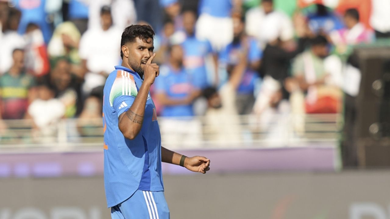 അദ്ദേഹത്തെ ടീമിലുള്‍പ്പെടുത്തിയത് എന്തിനാണെന്ന് ആര്‍ക്കുമറിയില്ല. ചിലര്‍ നന്നായി കളിച്ചാലും അവരെ എടുക്കില്ല. ചിലര്‍ നന്നായി കളിച്ചില്ലെങ്കിലും അവരെ എടുക്കുമെന്നും ശ്രീകാന്ത് വിമര്‍ശിച്ചു (Image Credits: PTI)