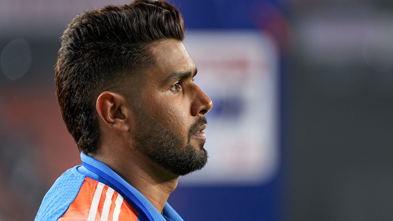 2027ലെ ലോകകപ്പ് ലക്ഷ്യമാക്കിയാണ് മുന്നോട്ടു പോകേണ്ടത്. പക്ഷേ, അങ്ങനെ ചെയ്യുന്നില്ലെന്ന് തോന്നുന്നു. ഹര്‍ഷിത് റാണയെയും, നിതീഷ് കുമാര്‍ റെഡ്ഡിയെയും പോലെയുള്ളവരെയാണ് തിരഞ്ഞെടുക്കുന്നതില്‍ ട്രോഫിയോട് 'ഗുഡ് ബൈ' പറയാമെന്നും ശ്രീകാന്ത് ആഞ്ഞടിച്ചു (Image Credits: PTI)