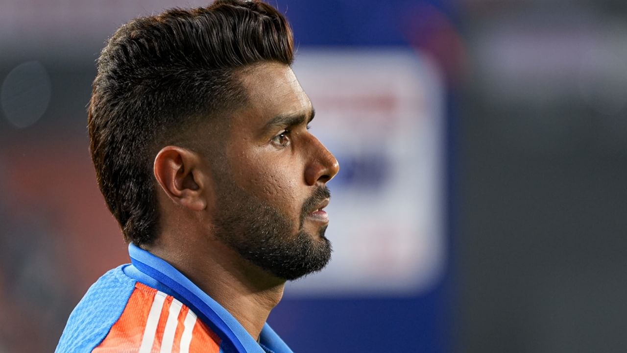 2027ലെ ലോകകപ്പ് ലക്ഷ്യമാക്കിയാണ് മുന്നോട്ടു പോകേണ്ടത്. പക്ഷേ, അങ്ങനെ ചെയ്യുന്നില്ലെന്ന് തോന്നുന്നു. ഹര്‍ഷിത് റാണയെയും, നിതീഷ് കുമാര്‍ റെഡ്ഡിയെയും പോലെയുള്ളവരെയാണ് തിരഞ്ഞെടുക്കുന്നതില്‍ ട്രോഫിയോട് 'ഗുഡ് ബൈ' പറയാമെന്നും ശ്രീകാന്ത് ആഞ്ഞടിച്ചു (Image Credits: PTI)