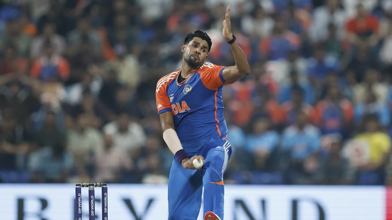 ഓസ്ട്രേലിയക്കെതിരായ ഏകദിന, ടി20 പരമ്പരകളില് ഹര്ഷിത് റാണ ഇടം നേടിയത് എങ്ങനെയെന്ന ചോദ്യം സോഷ്യല് മീഡിയയില് സജീവമാണ്. സമീപകാലത്ത് ടെസ്റ്റ്, ടി20, ഏകദിനം തുടങ്ങി എല്ലാ ഫോര്മാറ്റുകളിലും കളിക്കാന് ഹര്ഷിതിന് സാധിച്ചു. നിലവില് വെസ്റ്റ് ഇന്ഡീസിനെതിരെ നടക്കുന്ന ടെസ്റ്റില് മാത്രമാണ് ഉള്പ്പെടാതെ പോയത് (Image Credits: PTI)