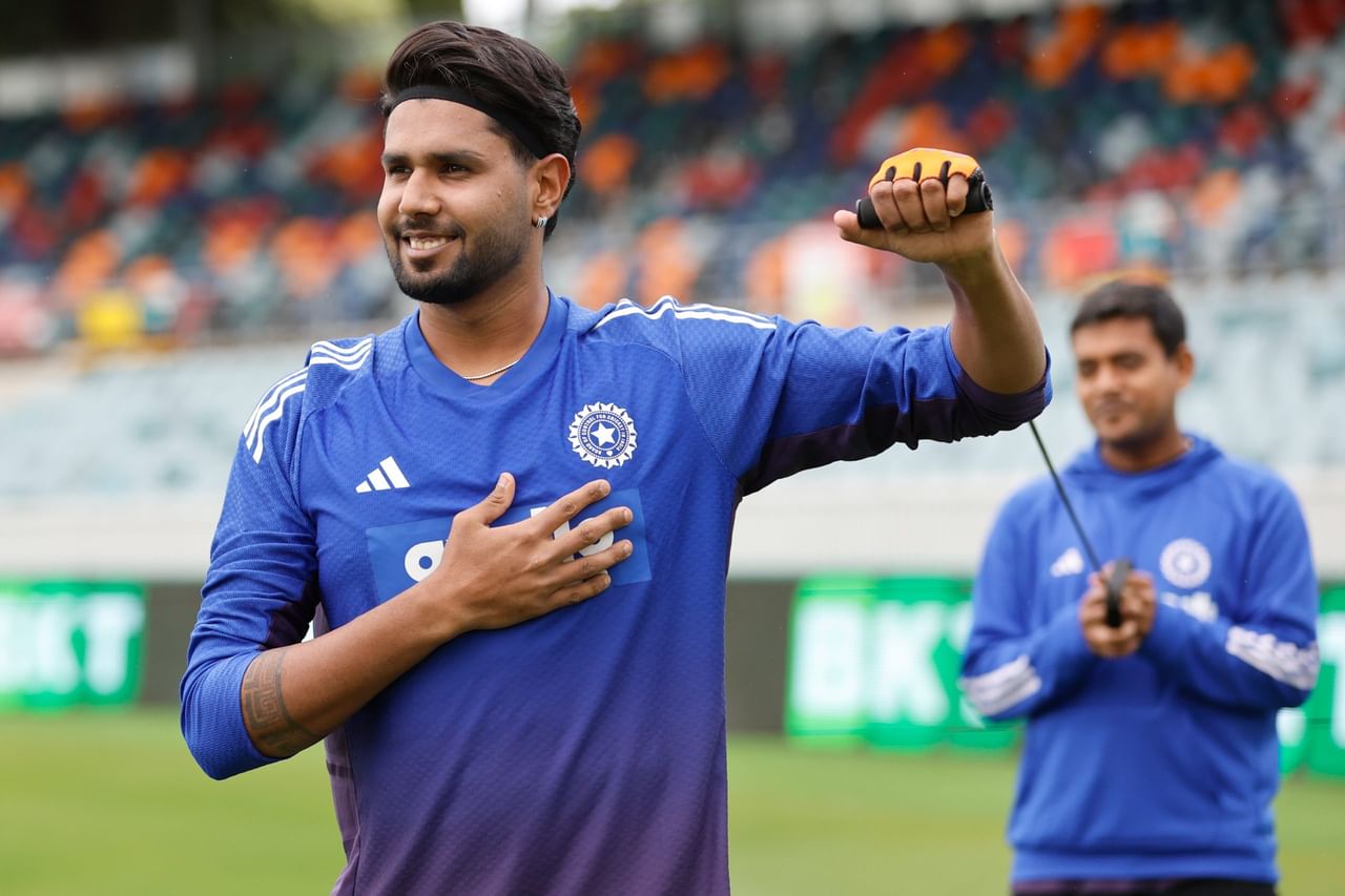 സഞ്ജു സാംസൺ ഇന്ത്യൻ ജഴ്സിയിൽ കളിക്കുന്നു എന്നതാണ് നമ്മുടെ ഏറ്റവും വലിയ സന്തോഷം. ടീമിലെ പ്രധാന വിക്കറ്റ് കീപ്പറായി അഞ്ചാം നമ്പറിൽ താരം കളിക്കുമെന്നാണ് വിവരം. 2026 ടി20 ലോകകപ്പ് ടീമിലേക്ക് സ്ഥാനമുറപ്പിക്കാനുള്ള പ്രധാന അവസരം കൂടിയാണ് ഇത്.