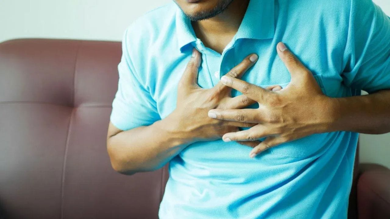 ശരീരത്തിലെ ഏറ്റവും പ്രധാനപ്പെട്ട അവയവമാണ് ഹൃദയം. എന്നാൽ ഇന്നത്തെ ജീവിത സാഹചര്യം ഏറ്റവും കൂടുതൽ പ്രശ്നങ്ങൾ ഉണ്ടാക്കുന്നത് ഹൃദയത്തെ തന്നെയാണ്. നമ്മുടെ മോശം ജീവിതശൈലിയും ഭക്ഷണ രീതിയും ഹൃദയാരോഗ്യത്തെ മോശമായി ബാധിക്കുന്നു. ഇന്ന് നിരവധി പേരാണ് ഹൃദ്രോഗം കൊണ്ട് ബുദ്ധിമുട്ടുന്നത്. ഹൃദയധമനികളിൽ കൊഴുപ്പ് അടിഞ്ഞുകൂടുന്നതാണ്  ഇതിന് കാരണം. അതിനാൽ ഹൃദയത്തിന്റെ ആരോഗ്യത്തിന് ഇനി പറയുന്ന പാനീയങ്ങൾ പതിവാക്കൂ. ഇത് ഹൃദയത്തിലെ ധമനികളിൽ അടിഞ്ഞുകൂടുന്ന കൊളുപ്പ് അലിയിക്കുകയും ഹൃദയാരോ​ഗ്യം വർദ്ധിപ്പിക്കുകയും ചെയ്യും.(Photo: TV9)